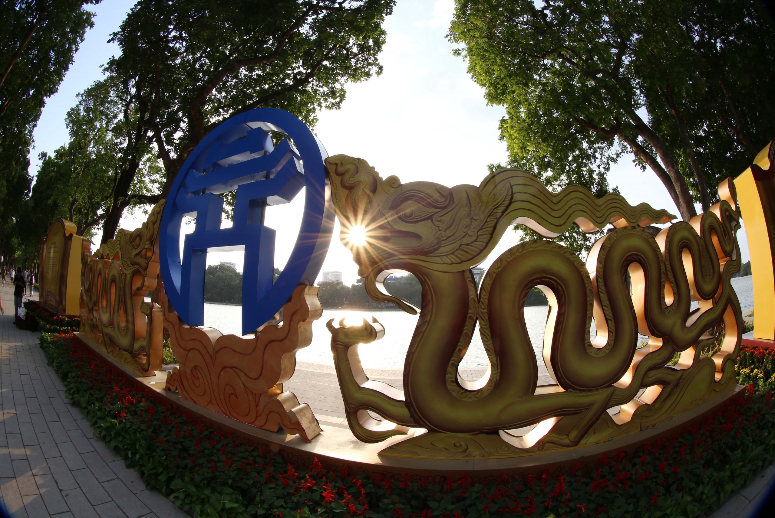 Biểu trưng chào mừng 1010 năm Thăng Long - Hà Nội. Ảnh: Hoàng Hiếu - TTXVN