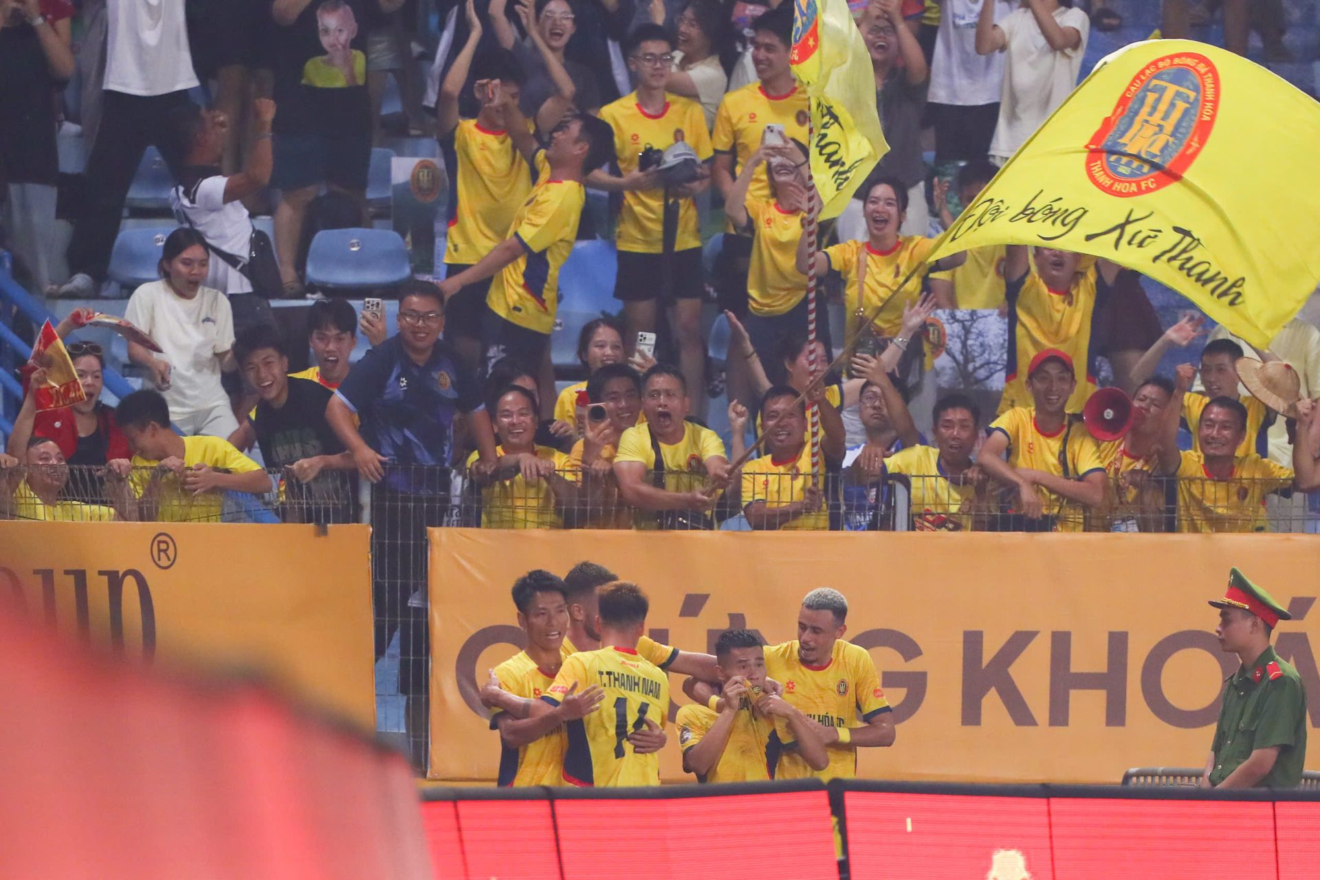 Khi một đội bóng V.League kêu gọi quyên góp bằng mã QR: Chuyển đổi số hay chỉ là số hóa khó khăn? - Ảnh 2. Khi một đội bóng V.League kêu gọi quyên góp bằng mã QR: Chuyển đổi số hay chỉ là số hóa khó khăn? - Ảnh 2.