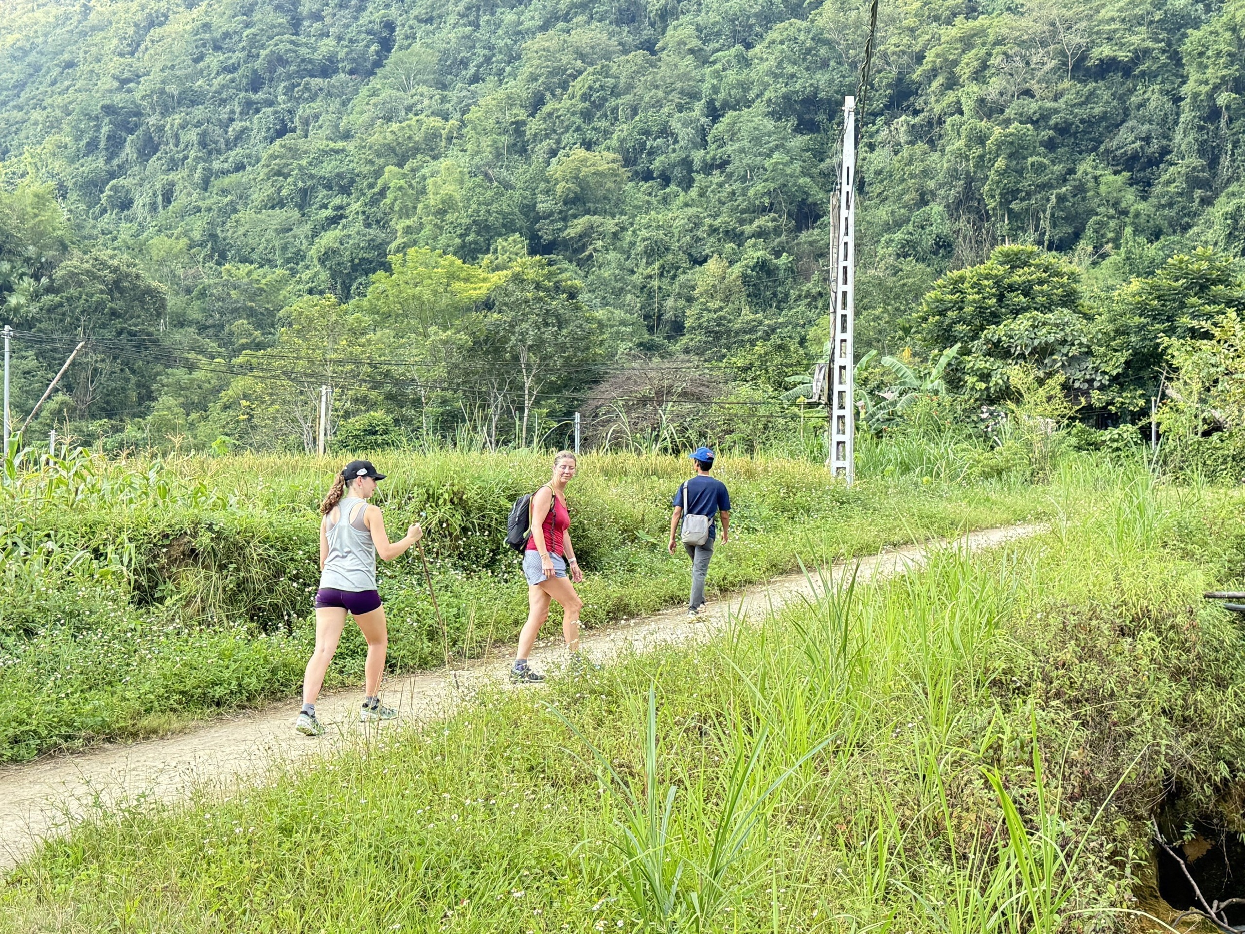 Các tuor đi bộ, trekking cung đường ngắn "hút khách" tại các điểm du lịch sinh thái, du lịch nghỉ dưỡng ở Pù Luông, Cổ Lũng. Ảnh: Hoa Mai