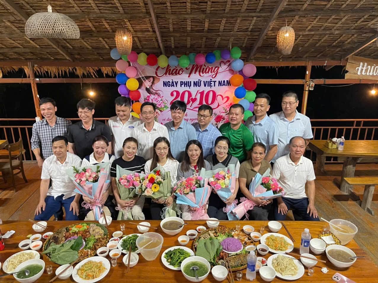 Thác Hiêu nhìn từ nhà anh Huế xuống. Trong ảnh: Anh Huế đứng giữa dòng nước của thác Hiêu trả lời phỏng vấn phóng viên Thể thao và Văn hóa. Ảnh: Huy Thông