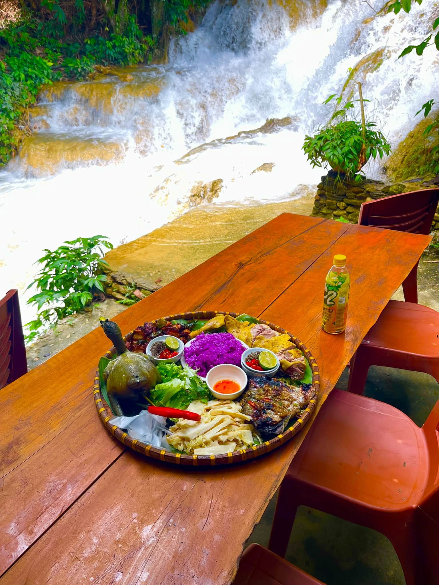Thưởng thức những đặc sản địa phương ngay bên dòng thác Hiêu là một trải nghiệm ẩm thực núi rừng hấp dẫn với nhiều món ăn mang đậm hương vị đồng bào dân tộc Thái