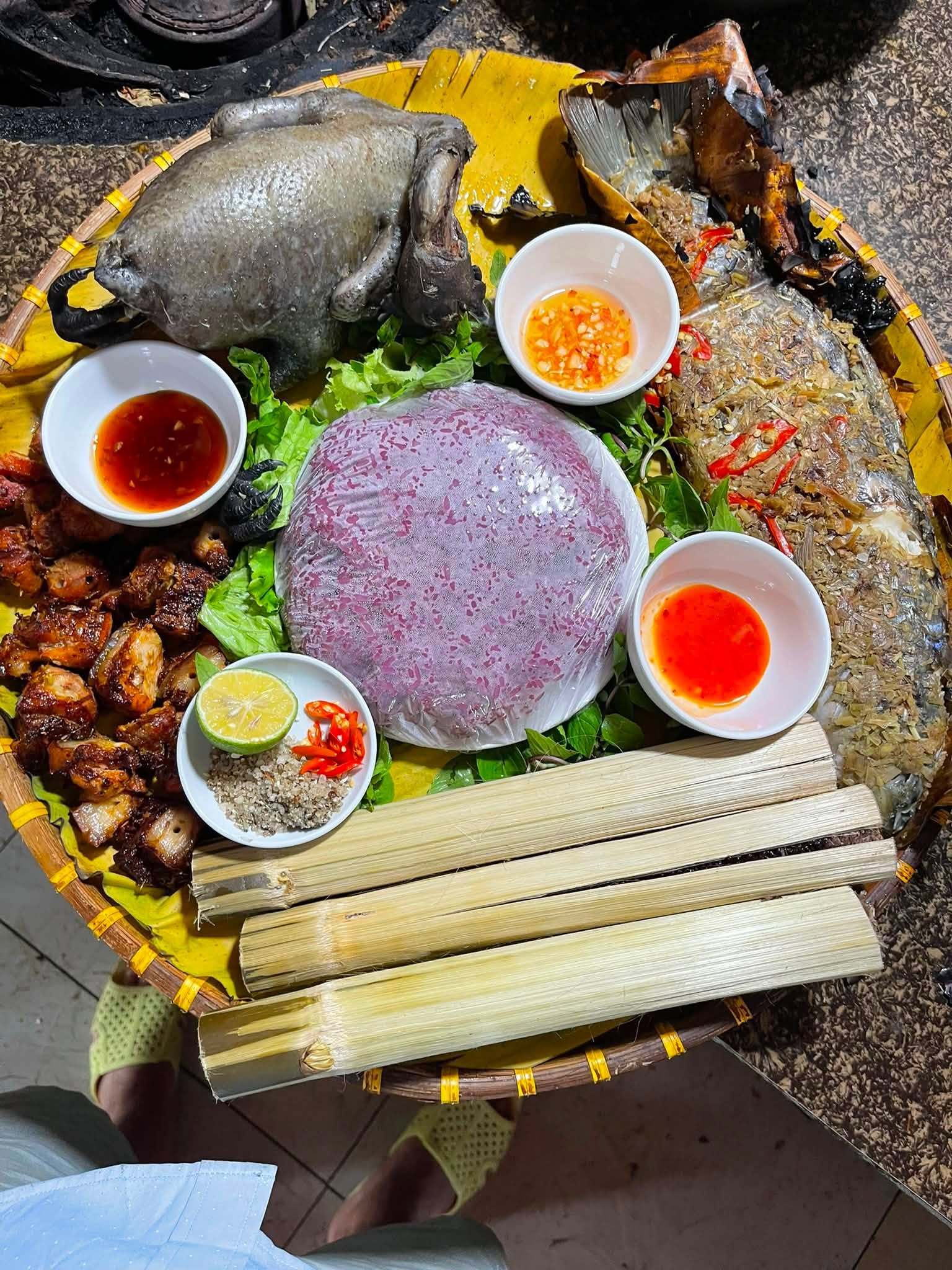 Thưởng thức những đặc sản địa phương ngay bên dòng thác Hiêu là một trải nghiệm ẩm thực núi rừng hấp dẫn với nhiều món ăn mang đậm hương vị đồng bào dân tộc Thái