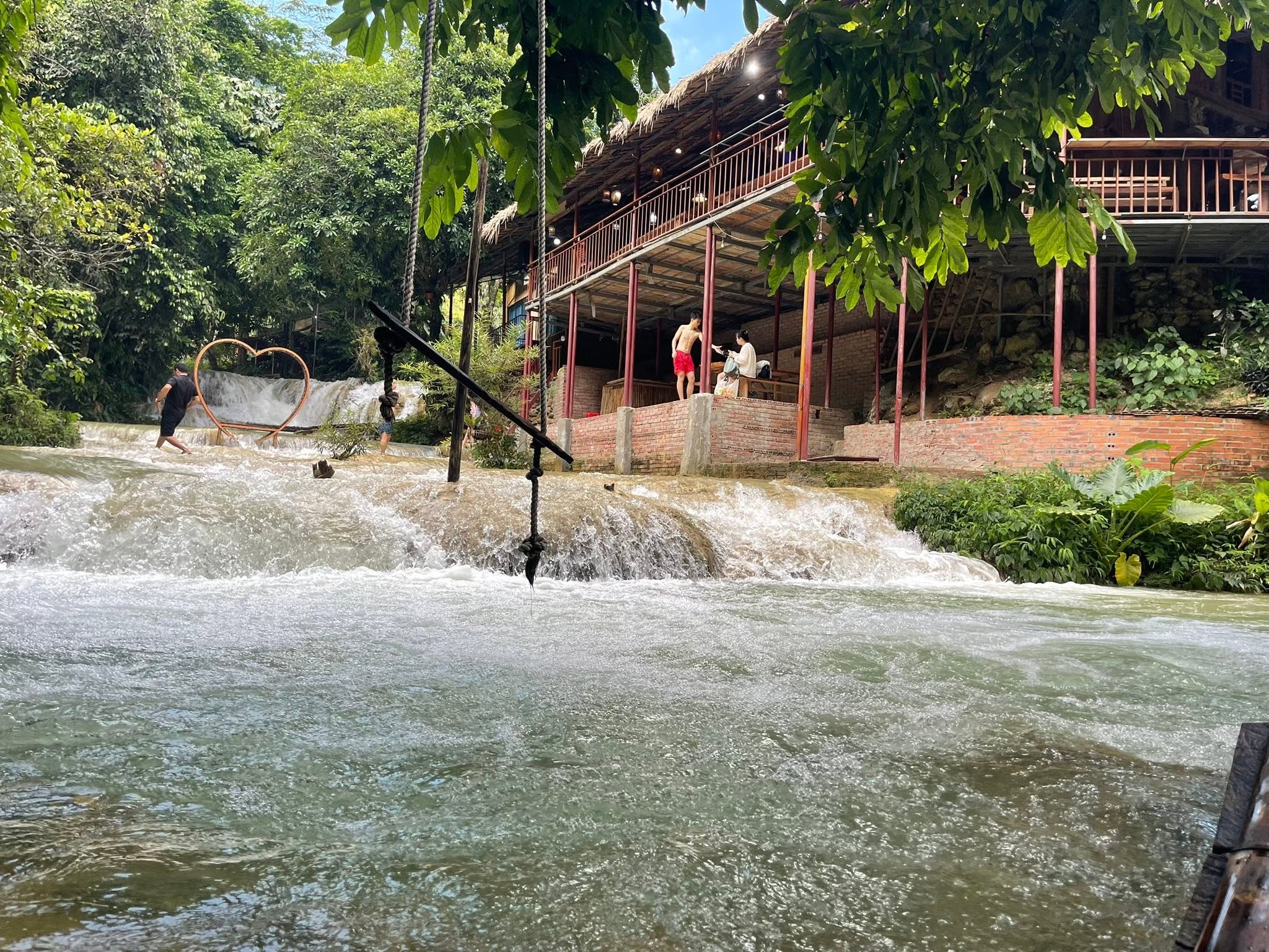 Homestay của anh Huế bên dòng thác Hiêu