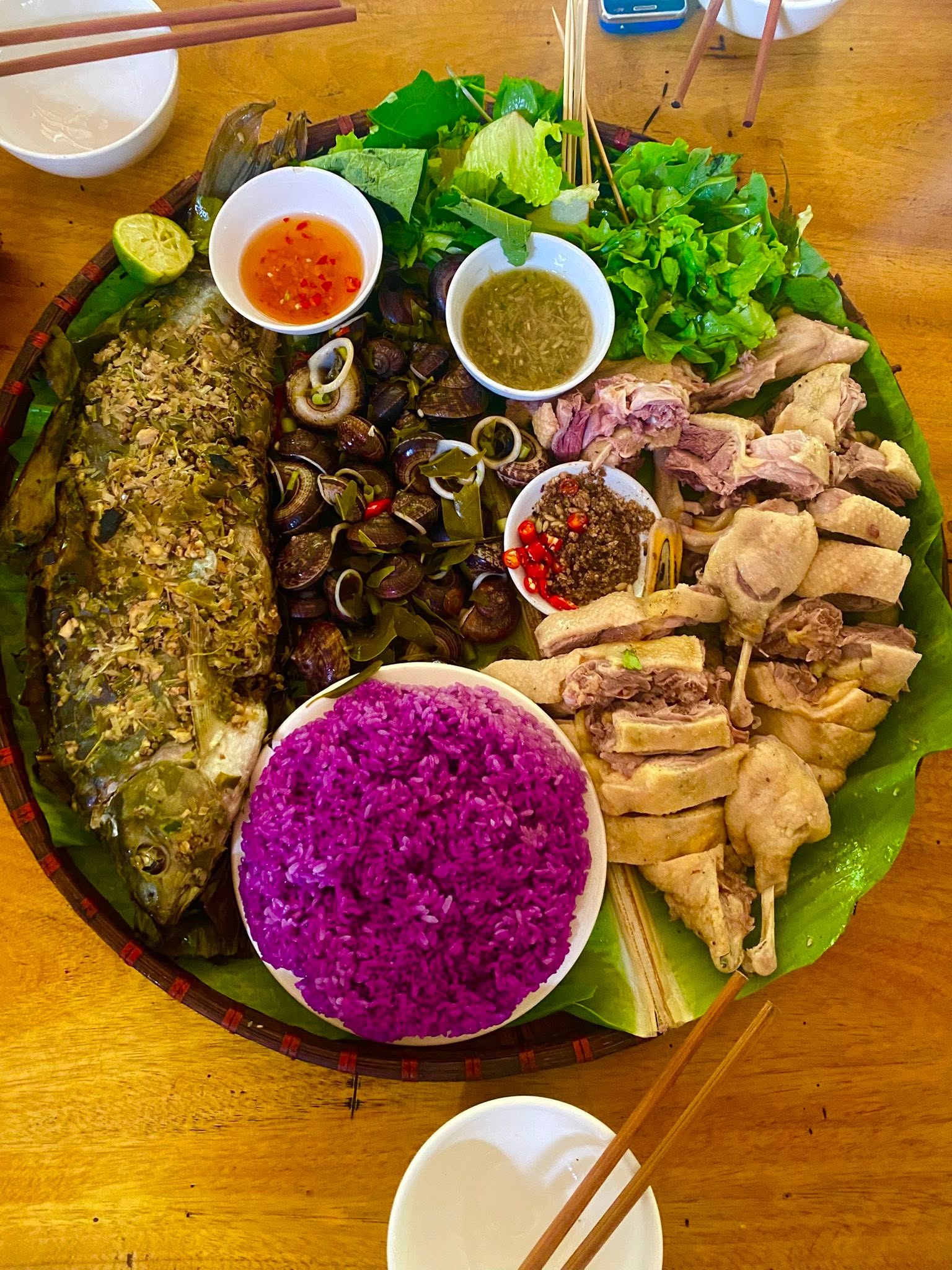 Thưởng thức những đặc sản địa phương ngay bên dòng thác Hiêu là một trải nghiệm ẩm thực núi rừng hấp dẫn với nhiều món ăn mang đậm hương vị đồng bào dân tộc Thái