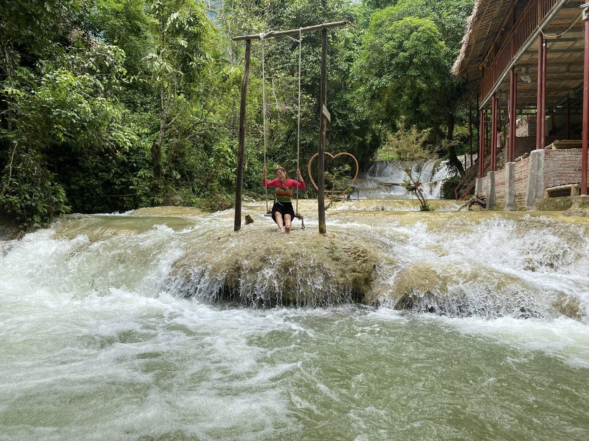 Homestay của anh Huế bên dòng thác Hiêu