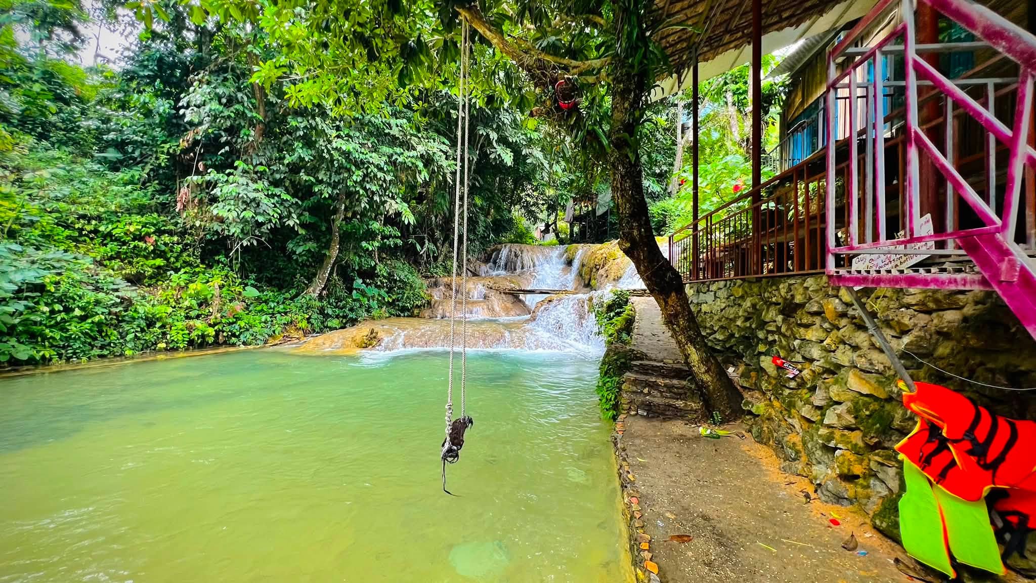 Homestay của anh Huế bên dòng thác Hiêu