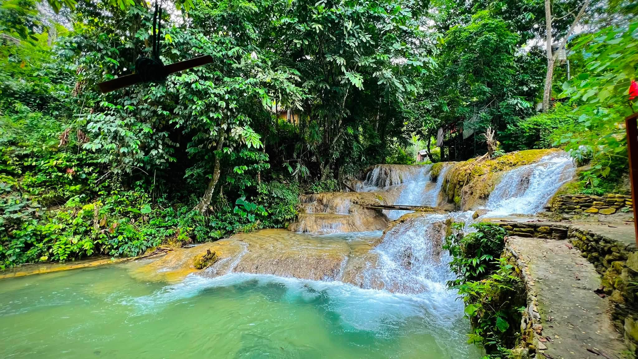 Homestay của anh Huế bên dòng thác Hiêu