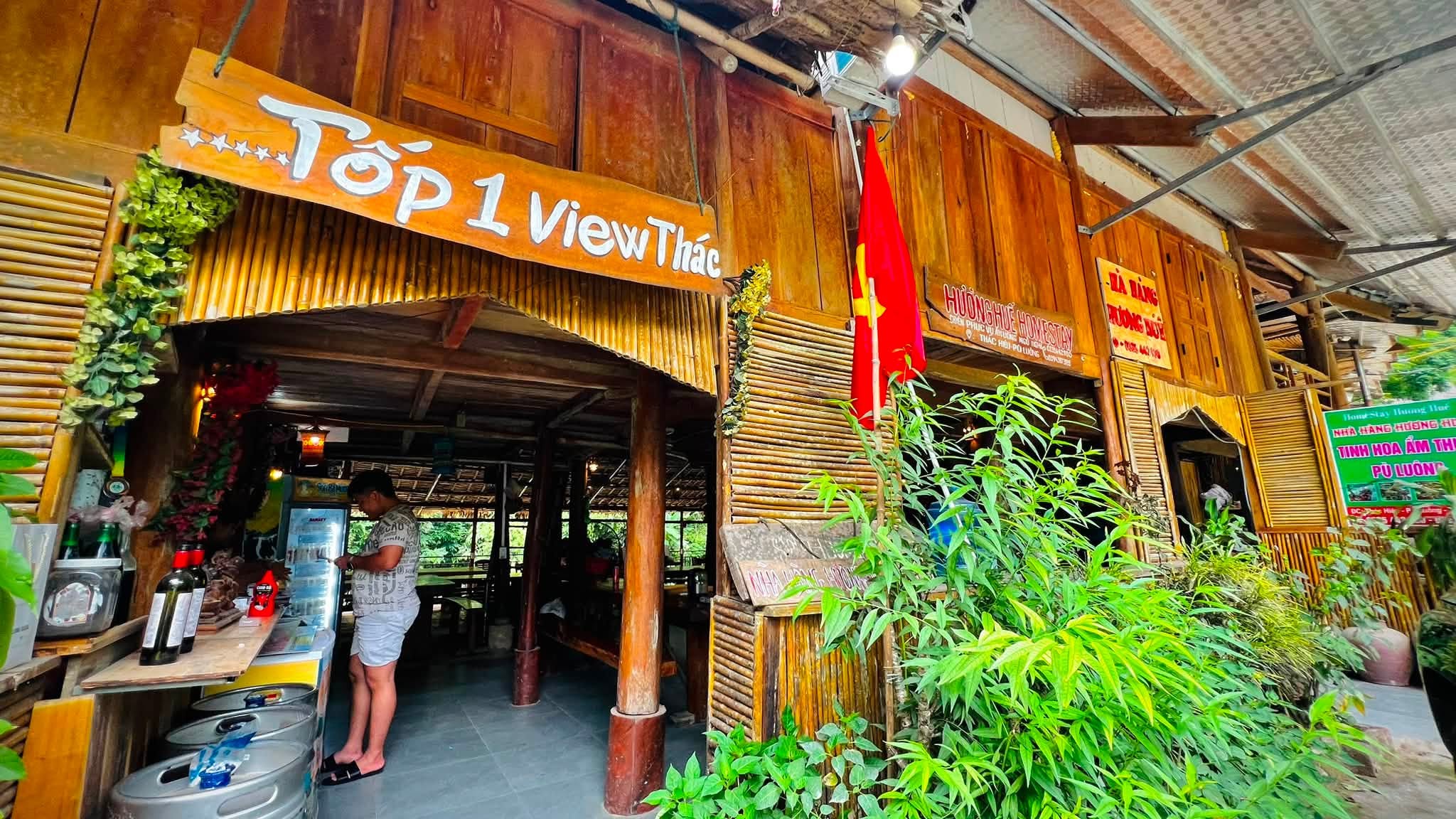 Homestay của anh Huế bên dòng thác Hiêu