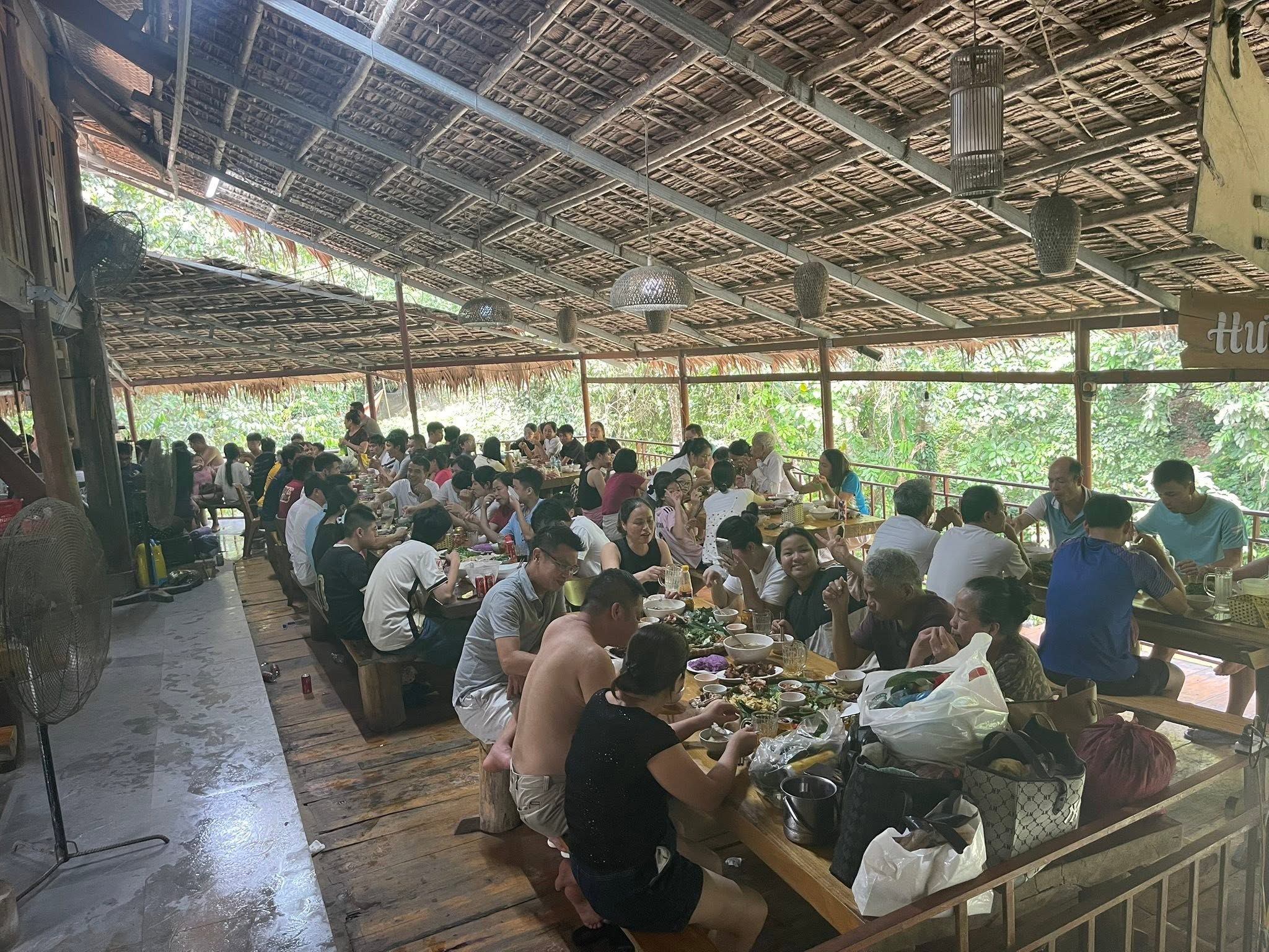 Thác Hiêu nhìn từ nhà anh Huế xuống. Trong ảnh: Anh Huế đứng giữa dòng nước của thác Hiêu trả lời phỏng vấn phóng viên Thể thao và Văn hóa. Ảnh: Huy Thông