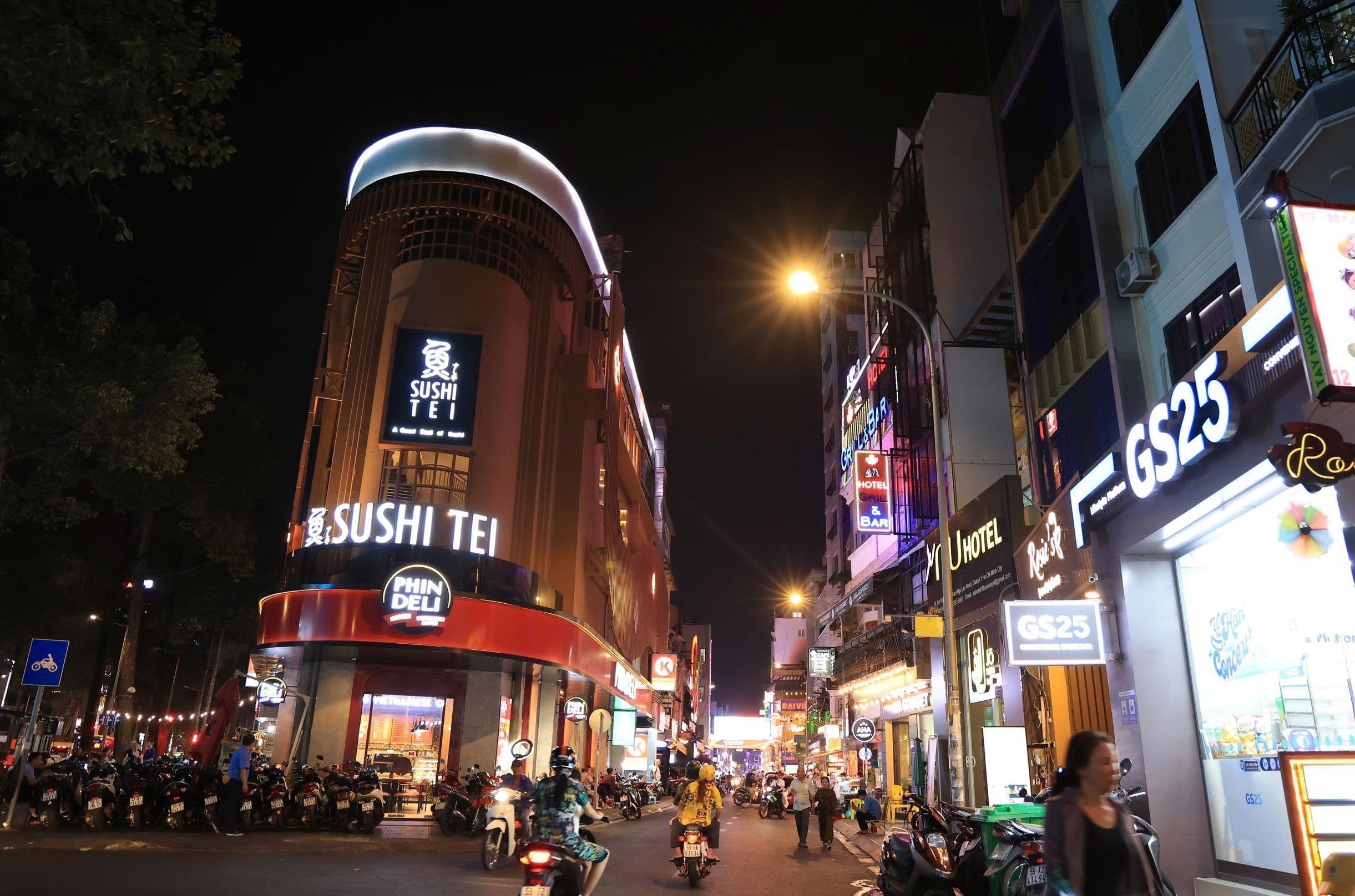 TP. Hồ Chí Minh đang đứng trước cơ hội lớn để định hình một nền kinh tế đêm sôi động, mang tầm vóc quốc tế. Trong xu thế kinh tế sáng tạo trở thành động lực tăng trưởng mới, việc gắn kết chặt chẽ giữa phát triển công nghiệp văn hóa và kinh tế ban đêm không chỉ là một giải pháp tình thế nhằm kích cầu tiêu dùng, mà đã trở thành chiến lược đường dài nhằm tối ưu hóa “sức mạnh mềm” đô thị, tạo bước đột phá trong cơ cấu kinh tế của đầu tàu năng động nhất cả nước. Ảnh: Hữu Duyên - TTXVN
