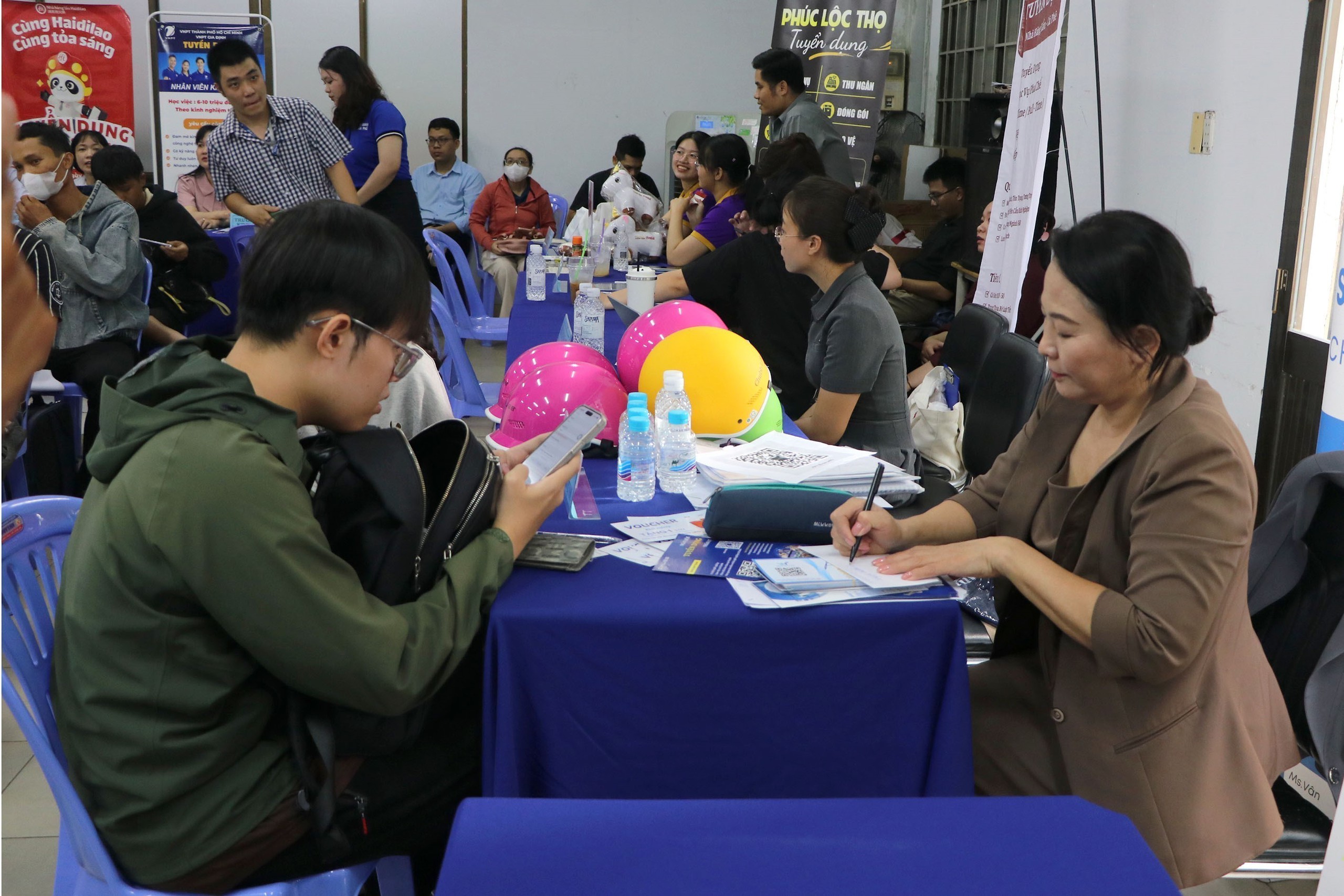 Ngày hội việc làm trực tiếp kết hợp trực tuyến năm 2026 tại TP.HCM với sự tham gia của gần 100 doanh nghiệp tham gia tuyển dụng gần 12.000 vị trí, việc làm ở nhiều lĩnh vực. Ảnh: TTXVN