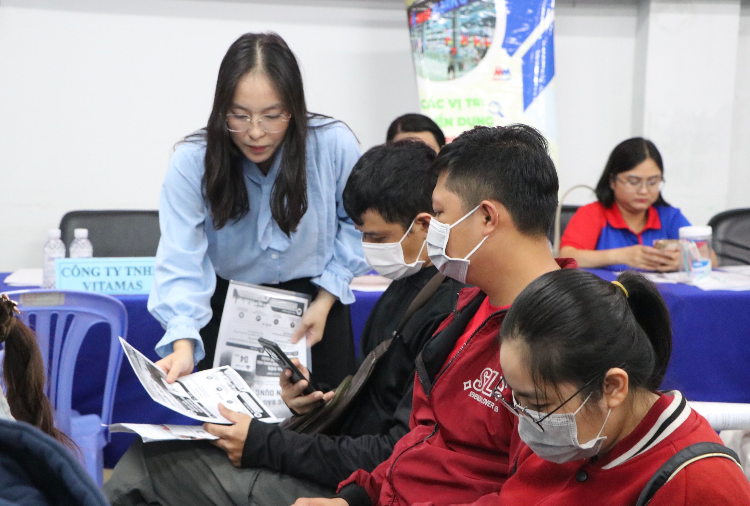 Ngày hội việc làm trực tiếp kết hợp trực tuyến năm 2026 tại TP.HCM với sự tham gia của gần 100 doanh nghiệp tham gia tuyển dụng gần 12.000 vị trí, việc làm ở nhiều lĩnh vực. Ảnh: TTXVN