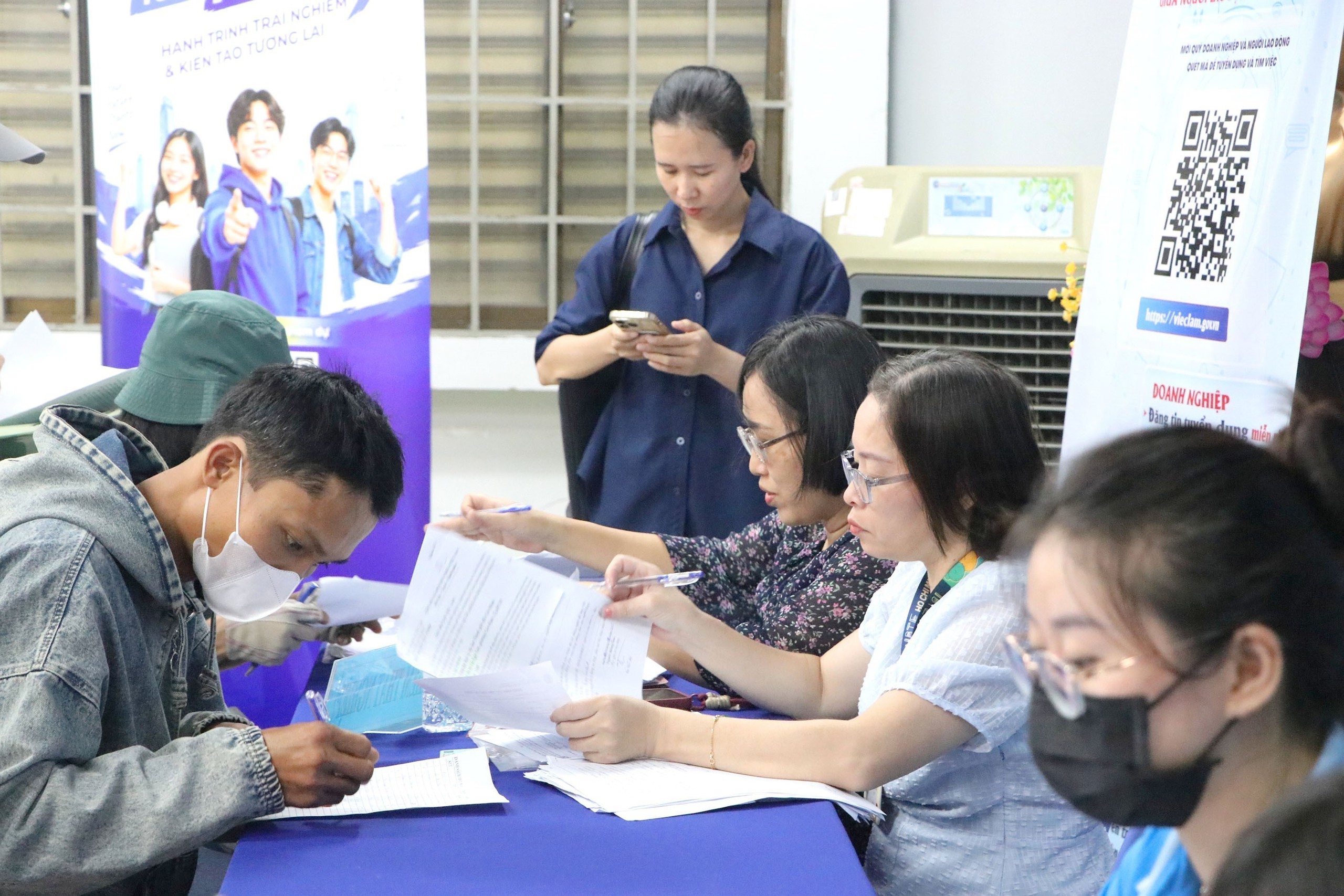 Ngày hội việc làm trực tiếp kết hợp trực tuyến năm 2026 tại TP.HCM với sự tham gia của gần 100 doanh nghiệp tham gia tuyển dụng gần 12.000 vị trí, việc làm ở nhiều lĩnh vực. Ảnh: TTXVN