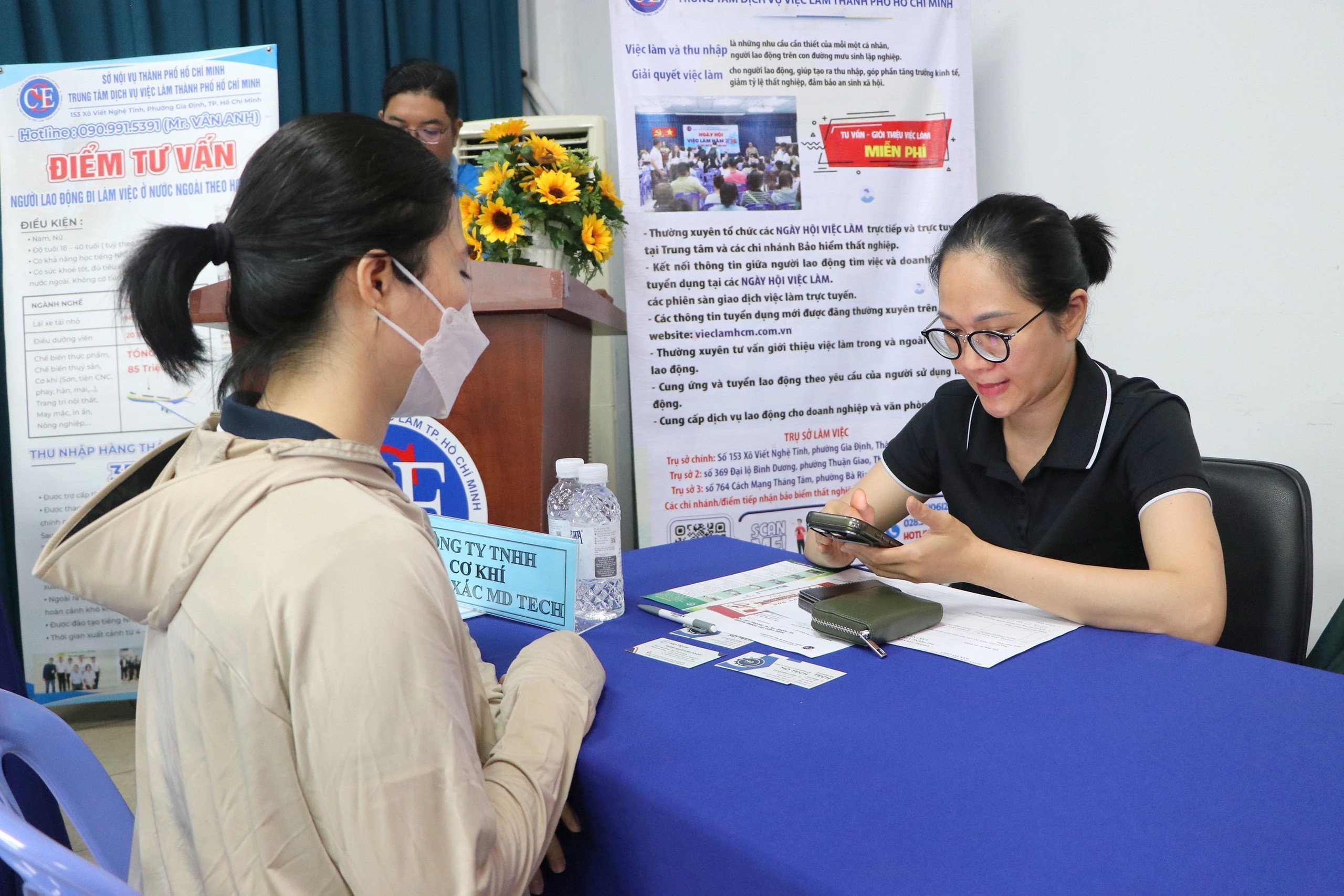 Ngày hội việc làm trực tiếp kết hợp trực tuyến năm 2026 tại TP.HCM với sự tham gia của gần 100 doanh nghiệp tham gia tuyển dụng gần 12.000 vị trí, việc làm ở nhiều lĩnh vực. Ảnh: TTXVN