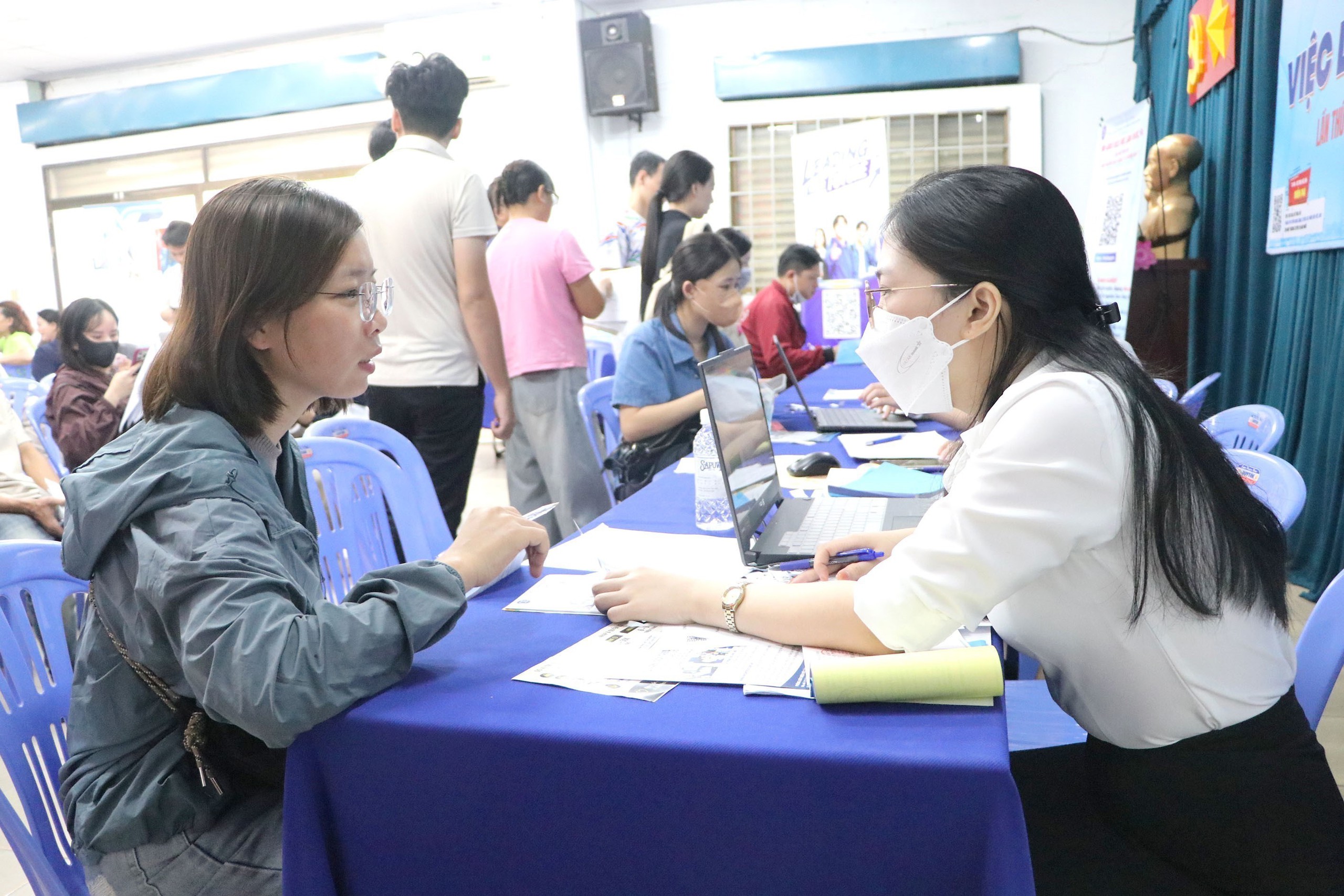 Ngày hội việc làm trực tiếp kết hợp trực tuyến năm 2026 tại TP.HCM với sự tham gia của gần 100 doanh nghiệp tham gia tuyển dụng gần 12.000 vị trí, việc làm ở nhiều lĩnh vực. Ảnh: TTXVN