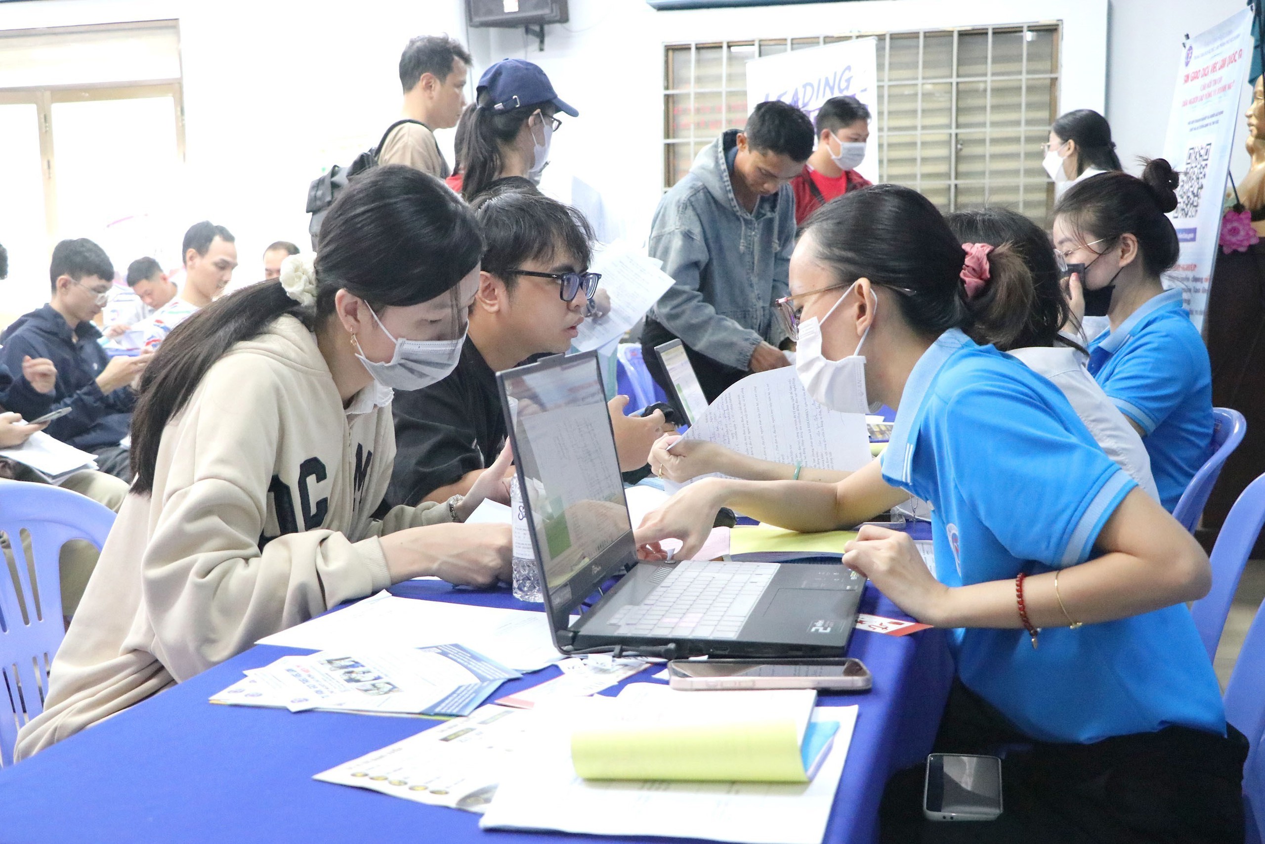 Ngày hội việc làm trực tiếp kết hợp trực tuyến năm 2026 tại TP.HCM với sự tham gia của gần 100 doanh nghiệp tham gia tuyển dụng gần 12.000 vị trí, việc làm ở nhiều lĩnh vực. Ảnh: TTXVN