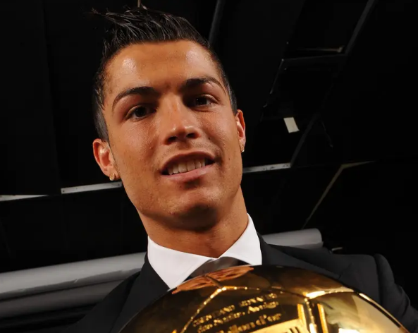 Ronaldo chính thức vượt Messi để giành Quả bóng vàng xuất sắc nhất lịch sử - Ảnh 1.