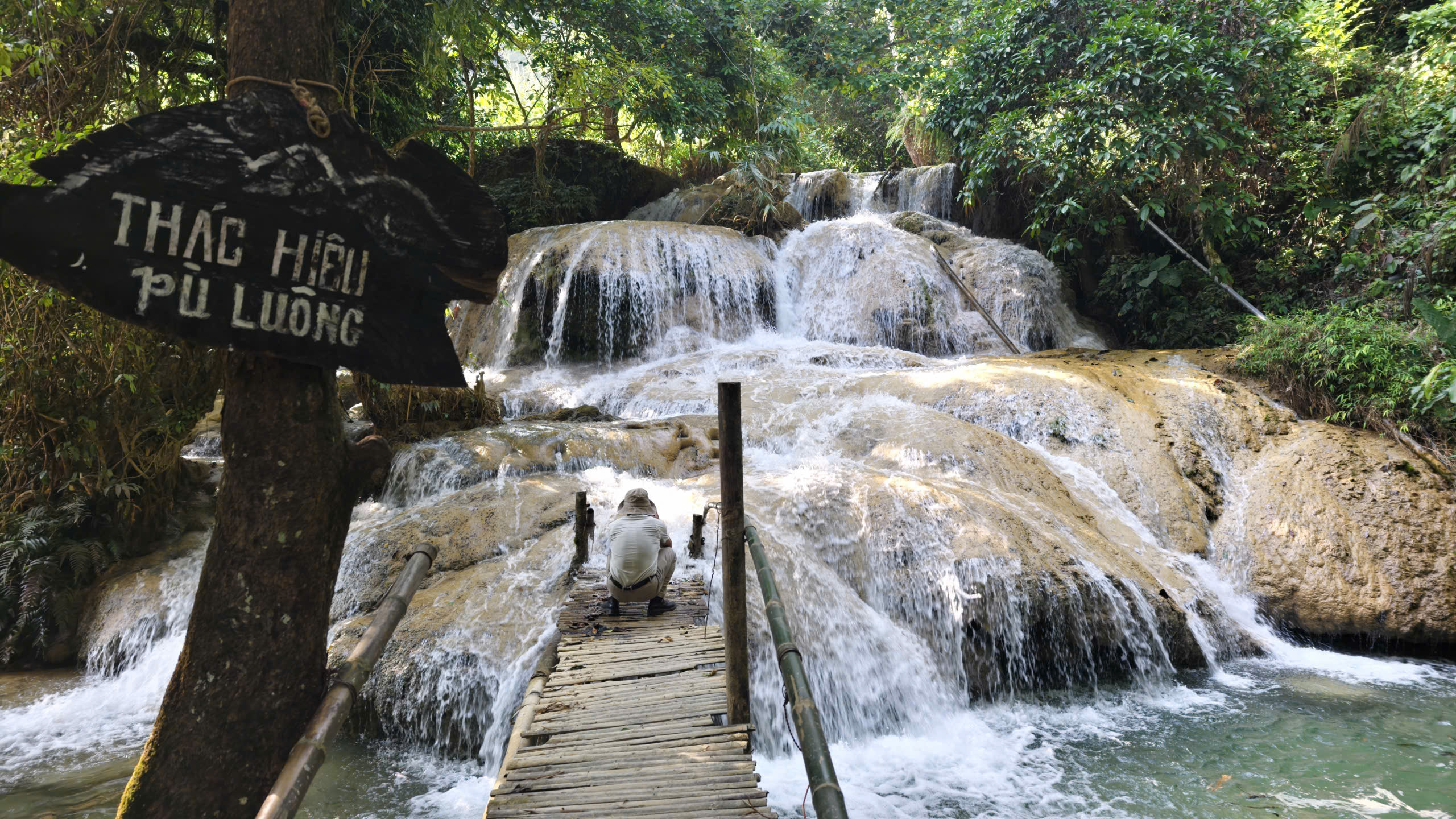 Ông Vi Văn Hùng (áo đỏ bên trái), Phó Trưởng phòng Văn hóa - Xã hội xã Cổ Lũng giới thiệu với phóng viên báo Thể thao và Văn hóa về thác Hiêu. Ảnh: Huy Thông
