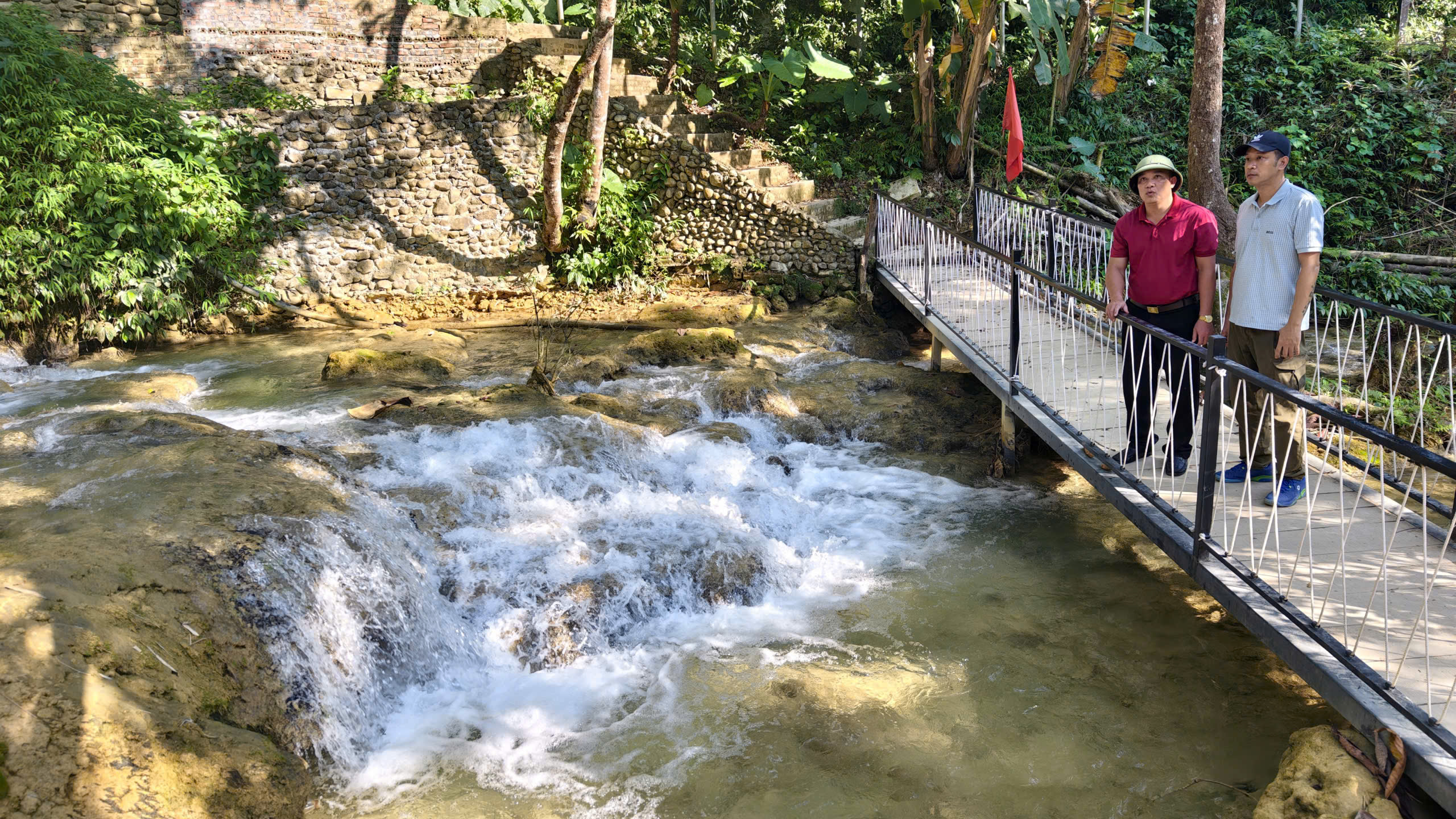 Giữa những tán cây rừng, thác Hiêu hiện ra với nhiều tầng nước nối tiếp. Ảnh: Huy Thông