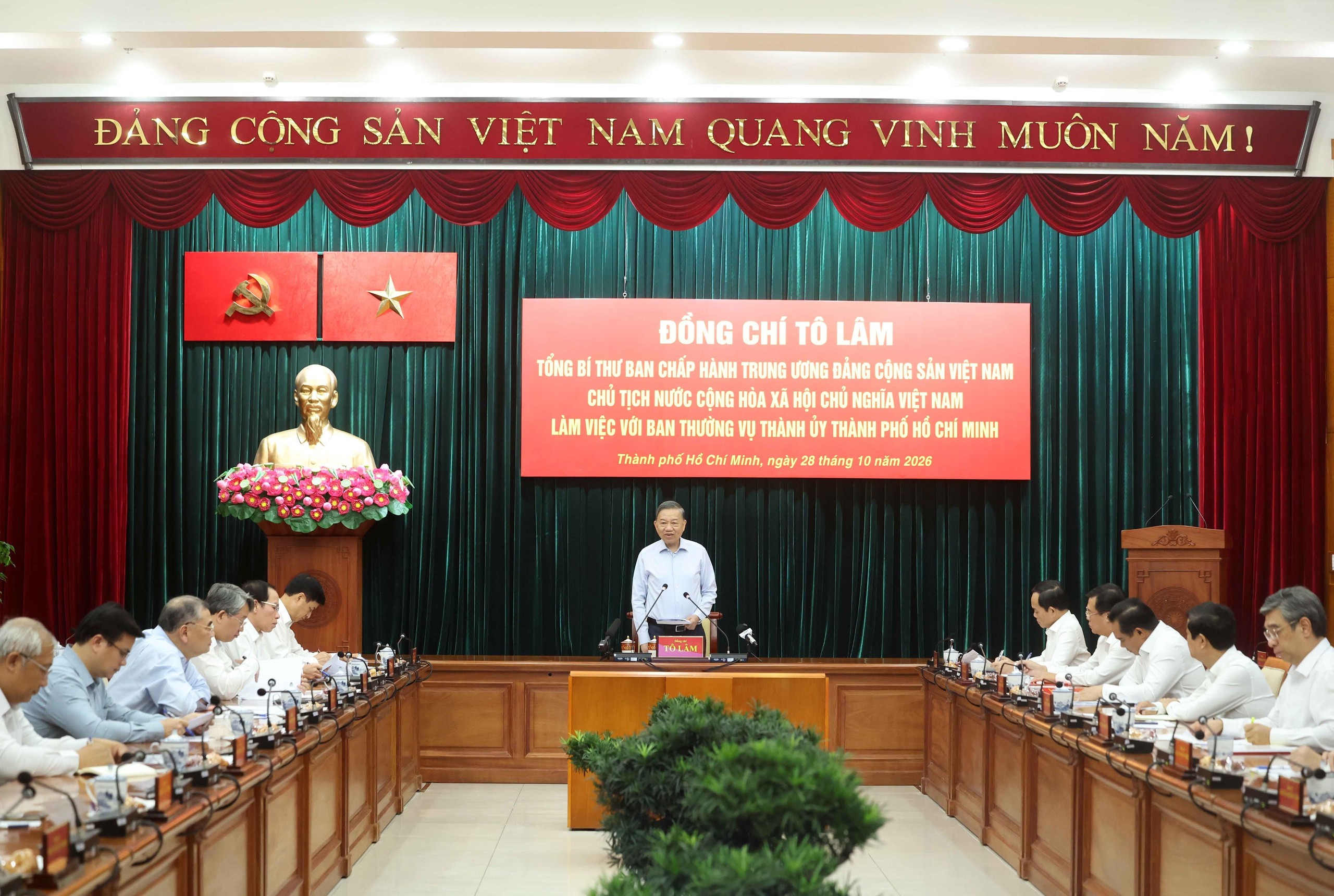 Chiều 28/10/2026, tại Thành phố Hồ Chí Minh, Tổng Bí thư, Chủ tịch nước Tô Lâm làm việc với Ban Thường vụ Thành ủy Thành phố Hồ Chí Minh về tình hình thực hiện Nghị quyết Đại hội XIV của Đảng và các Nghị quyết chiến lược của Bộ Chính trị; phát triển kinh tế - xã hội, kế hoạch tăng trưởng hai con số năm 2026 và giải quyết các vấn đề khó khăn, tồn tại của Thành phố Hồ Chí Minh. Ảnh: Thống Nhất – TTXVN