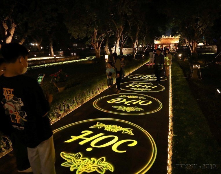 Tour đêm “Tinh hoa đạo học” tăng sự hấp dẫn cho du khách khi đến với Văn Miếu – Quốc Tử Giám. Ảnh: Thanh Tùng - TTXVN