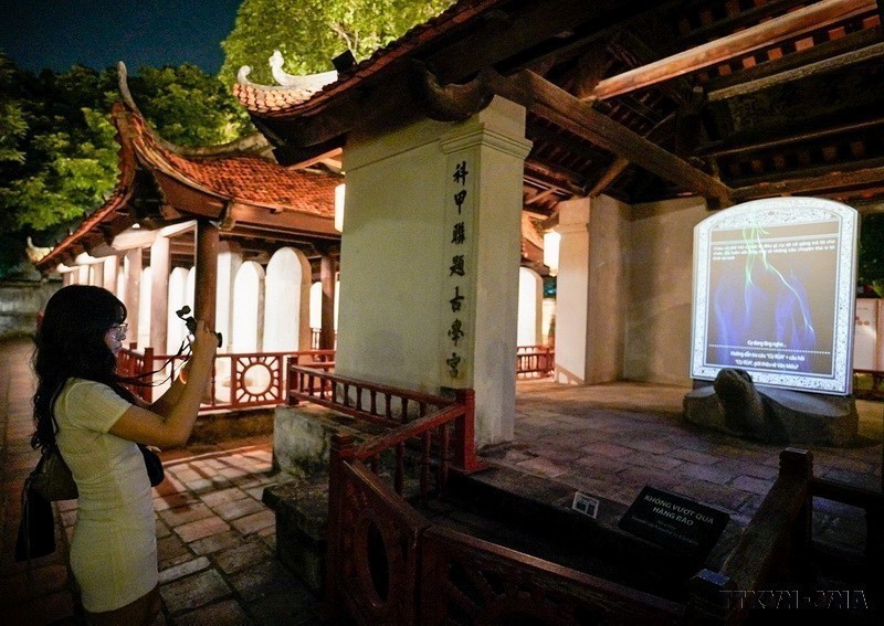 Các chương trình tham quan buổi tối tại Văn Miếu - Quốc Tử Giám kết hợp nội dung thuyết minh và trải nghiệm công nghệ, tạo thêm sức hấp dẫn cho điểm đến. Ảnh: Khánh Hoà - TTXVN