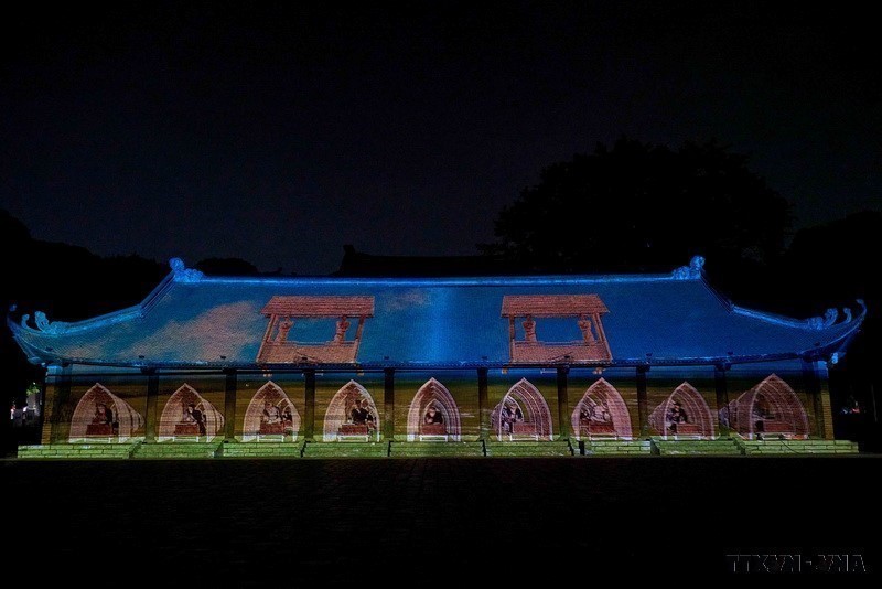 Điểm nhấn của Tour đêm Văn Miếu là phần trình chiếu 3D Mapping về những câu chuyện liên quan đến trường đại học lâu đời nhất của Việt Nam. Ảnh: Khánh Hoà - TTXVN