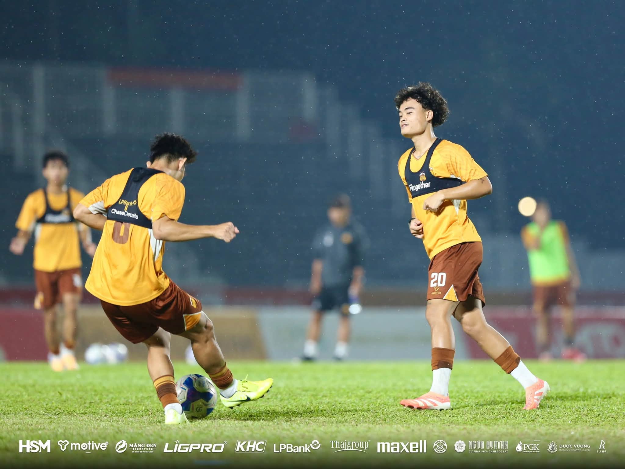 Tin nóng bóng đá Việt hôm nay 30/10: V-League điều chỉnh lịch thi đấu vì U23 Việt Nam; U19 Việt Nam có 3 cầu thủ 16 tuổi - Ảnh 1. Tin nóng bóng đá Việt hôm nay 30/10: V-League điều chỉnh lịch thi đấu vì U23 Việt Nam; U19 Việt Nam có 3 cầu thủ 16 tuổi - Ảnh 1.