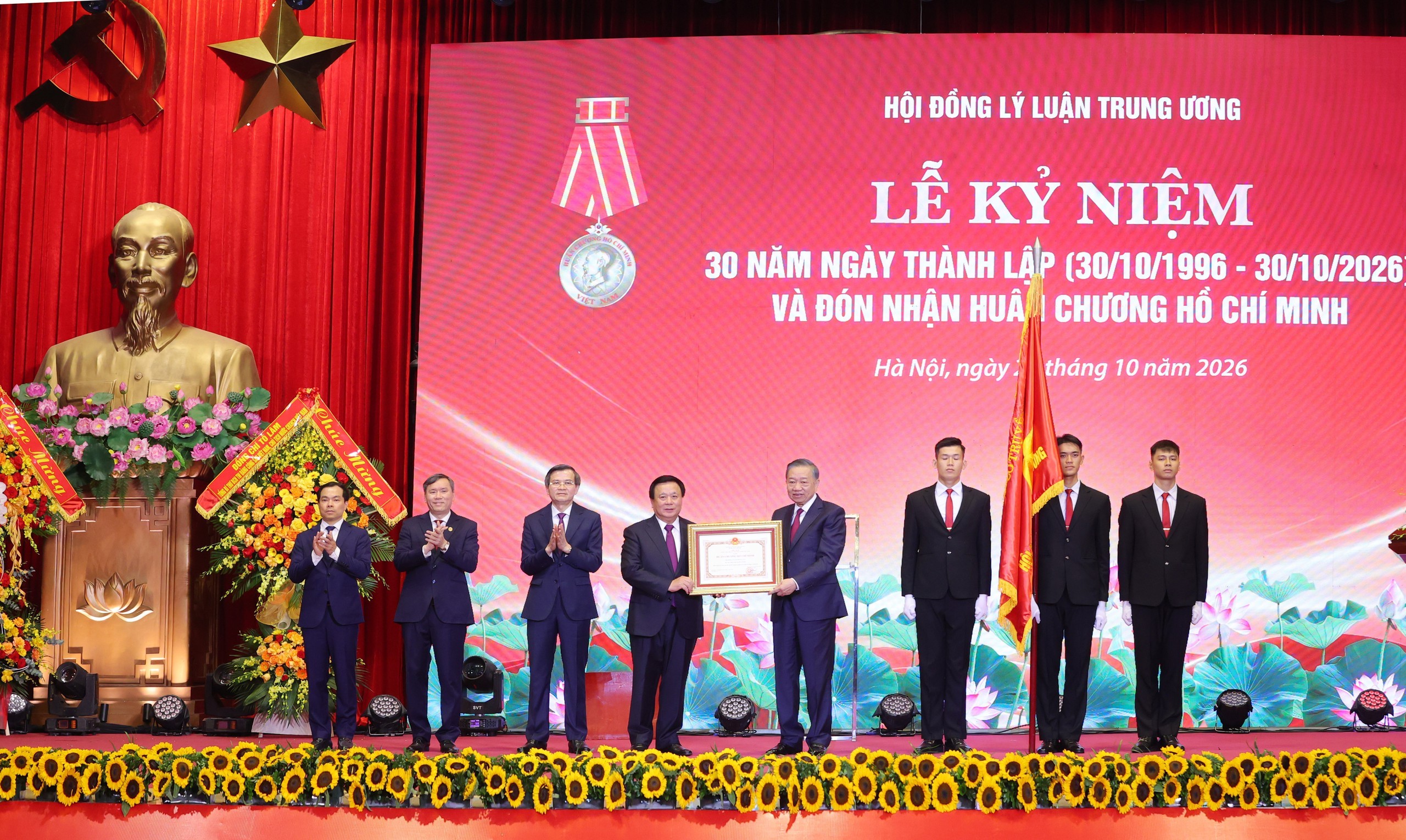 Tổng Bí thư, Chủ tịch nước Tô Lâm trao Huân chương Hồ Chí Minh tặng Hội đồng Lý luận Trung ương. Ảnh: Thống Nhất – TTXVN