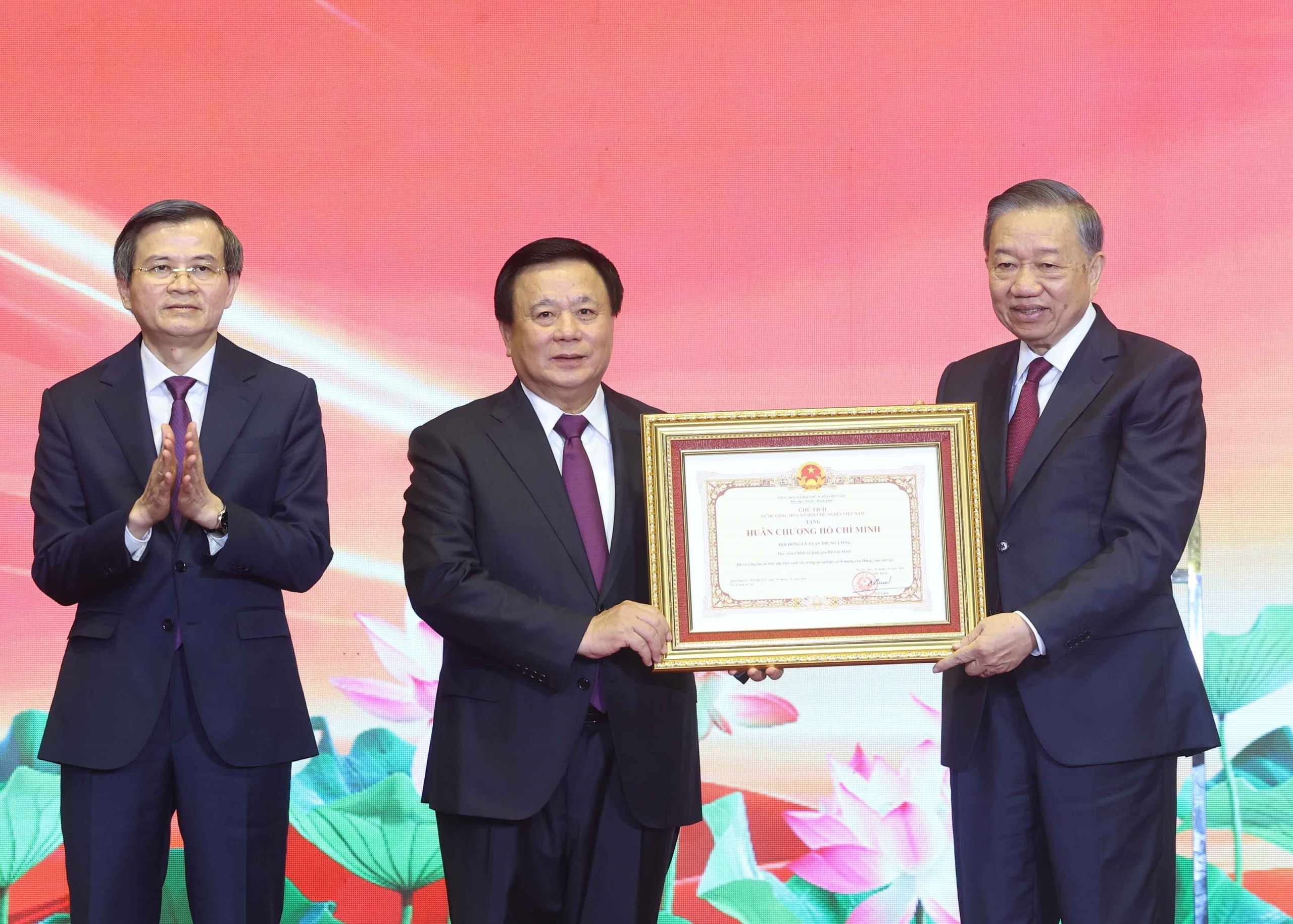 Tổng Bí thư, Chủ tịch nước Tô Lâm trao Huân chương Hồ Chí Minh tặng Hội đồng Lý luận Trung ương. Ảnh: Thống Nhất – TTXVN