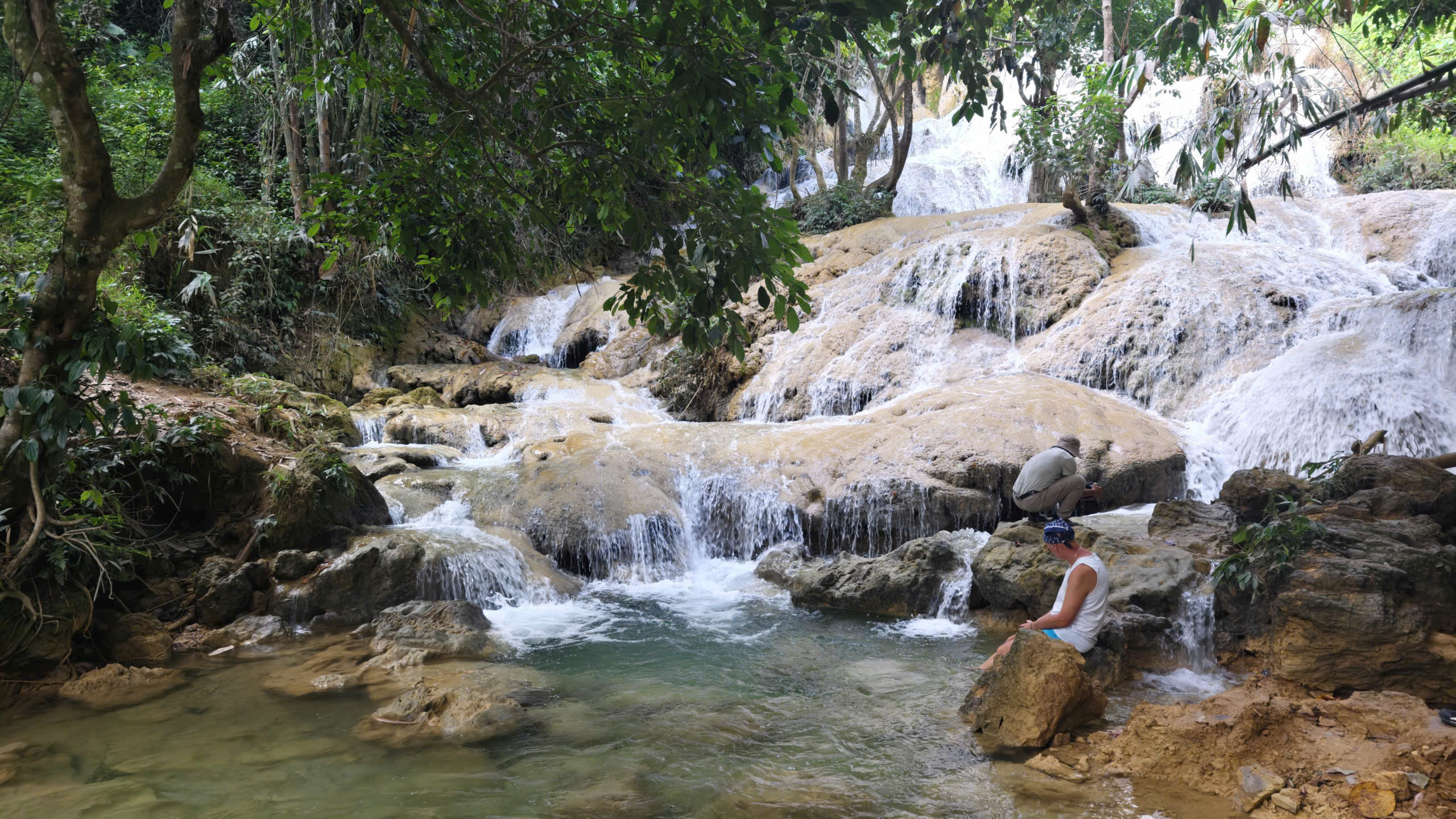 Du khách nước ngoài rất thích đến thác Hiêu để ngồi thiền. Ảnh: Huy Thông