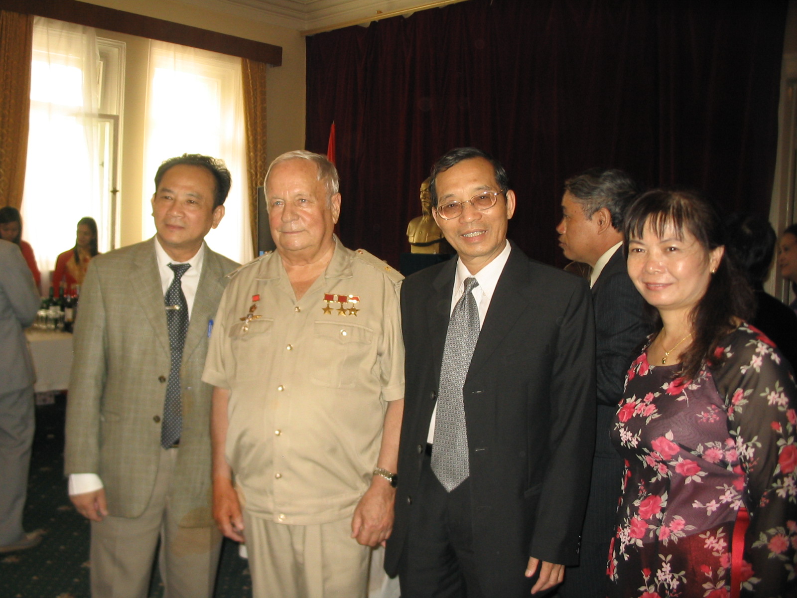 Nhà thơ Bằng Việt với phi công vũ trụ Gorbatko, Nga, 7/2008. Ảnh: NVCC