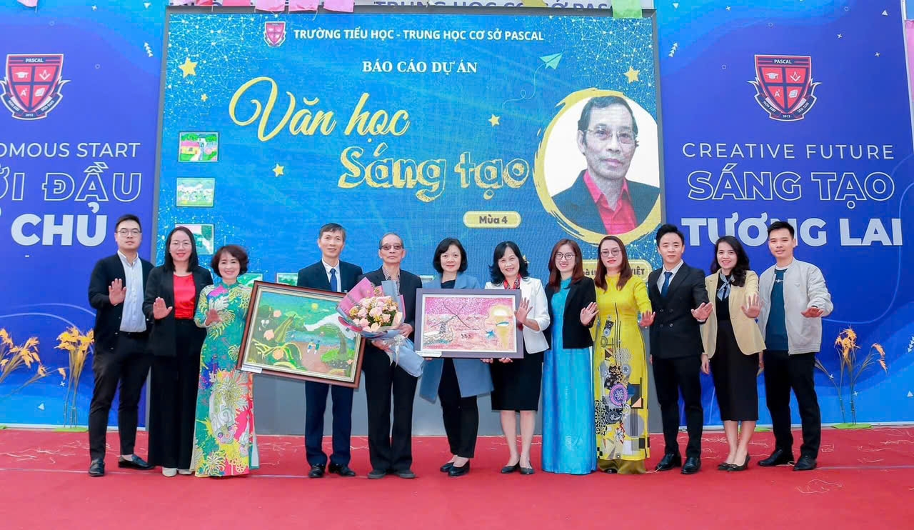 Nhà thơ Bằng Việt (thứ năm từ trái) trong một buổi nói chuyện thơ tại nhà trường. Ảnh: NVCC