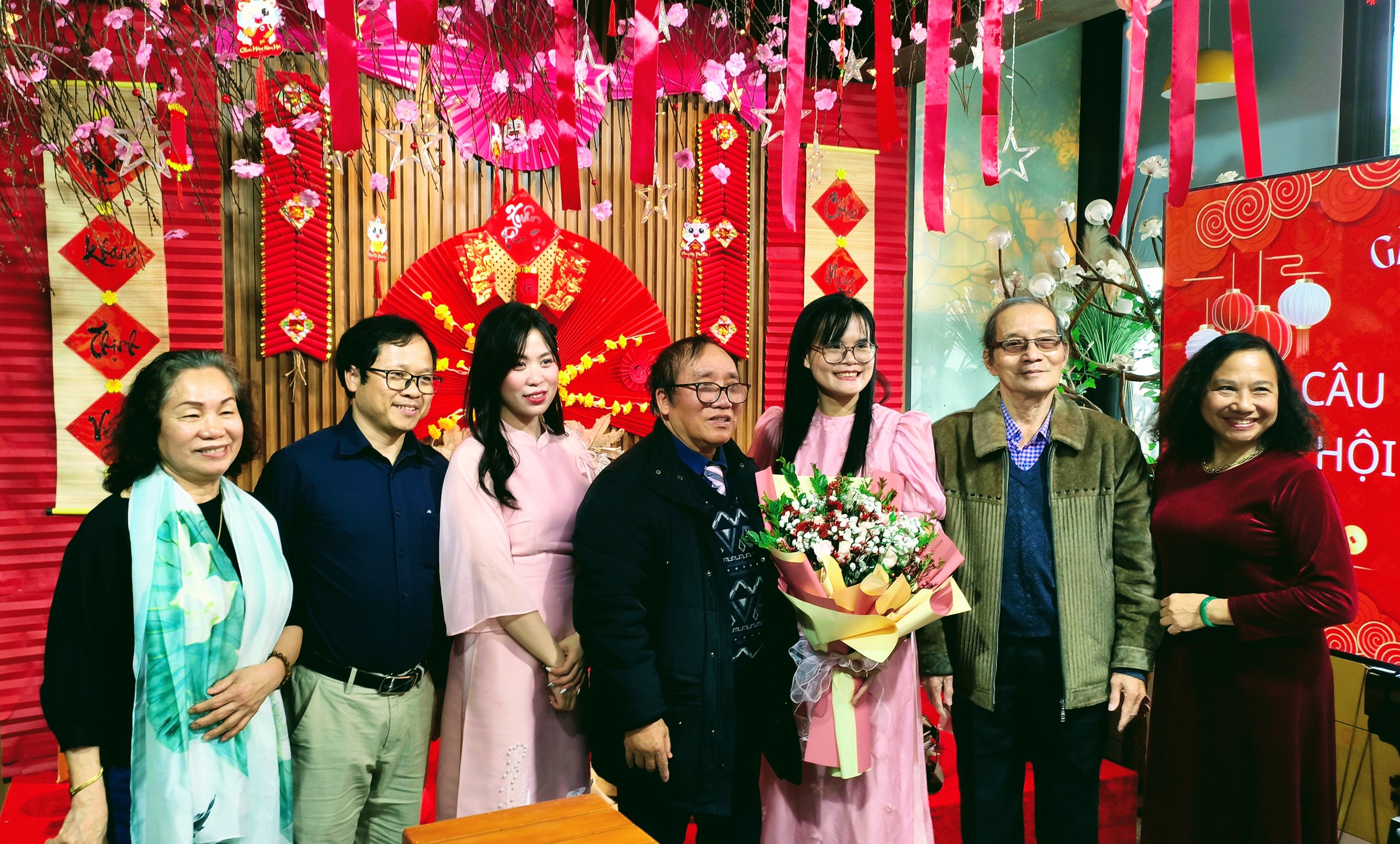 Nhà thơ Bằng Việt (thứ hai từ phải) cùng các đồng nghiệp trong một buổi sinh hoạt thơ. Ảnh: NVCC
