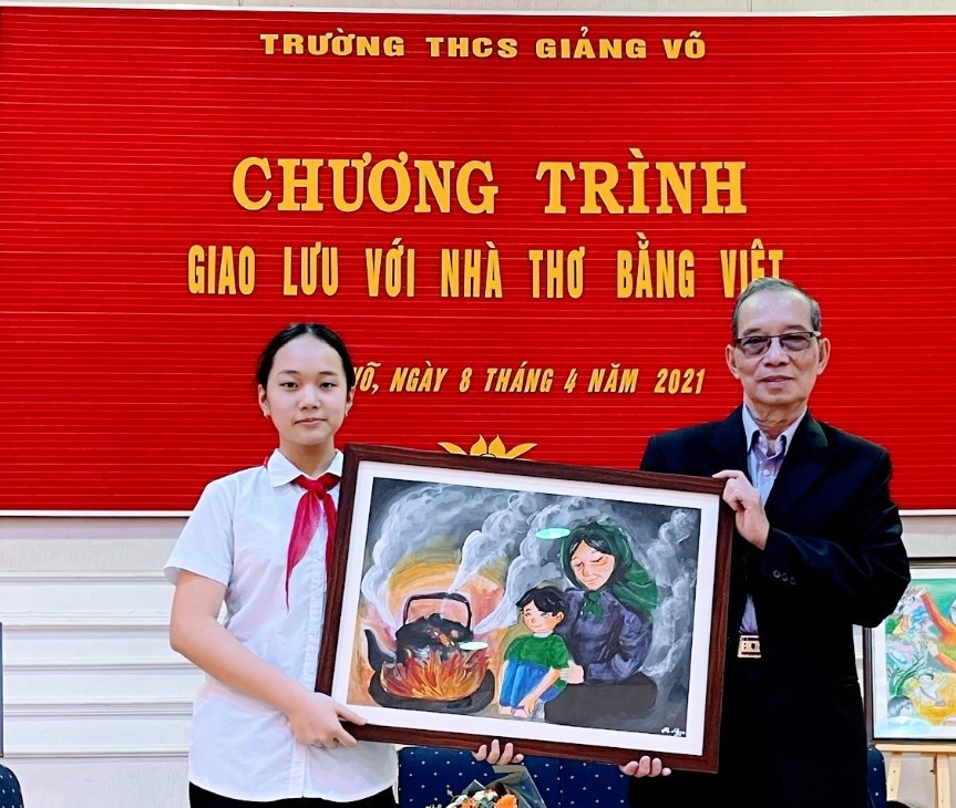 Nhà thơ Bằng Việt nhận tranh về bài thơ “Bếp lửa” của học sinh trong buổi giao lưu nói chuyện thơ tại nhà trường. Ảnh: NVCC