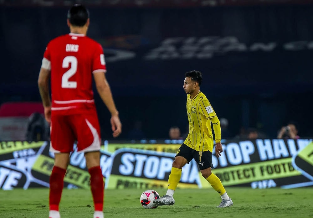Sao Malaysia phải ngồi xe lăn, lỡ hẹn đấu ĐT Việt Nam ở trận tranh hạng ba FIFA ASEAN Cup 2026 - Ảnh 1. Sao Malaysia phải ngồi xe lăn, lỡ hẹn đấu ĐT Việt Nam ở trận tranh hạng ba FIFA ASEAN Cup 2026 - Ảnh 1.