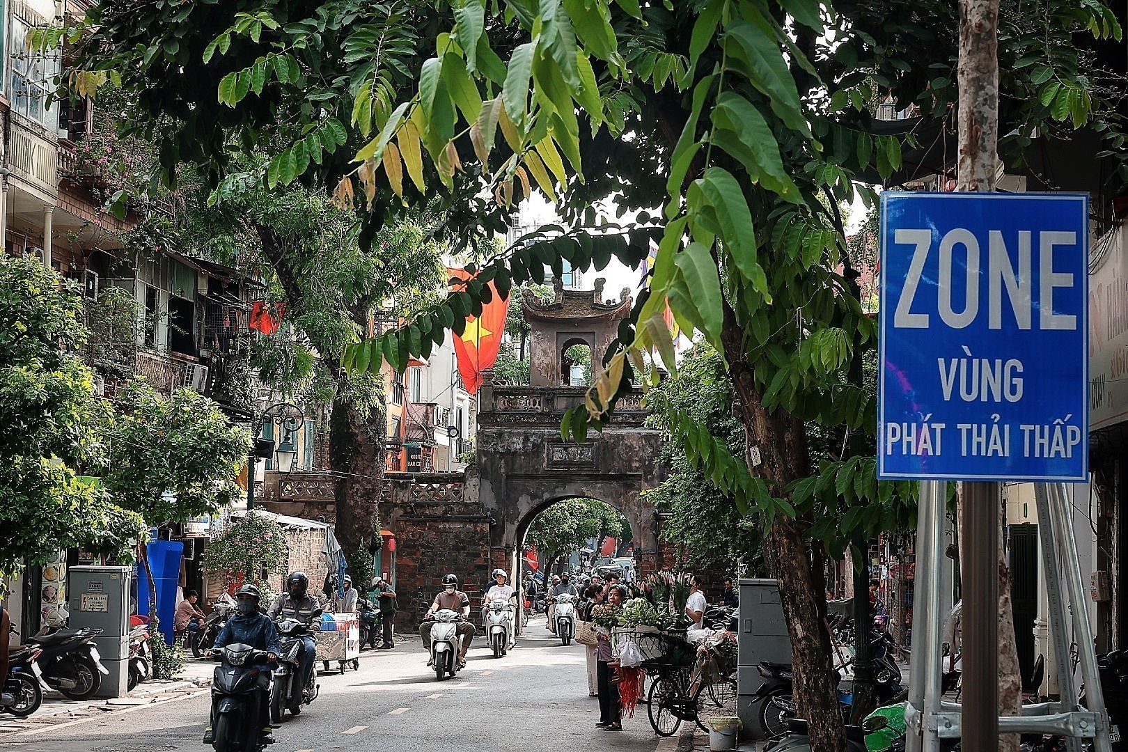 Biển “Vùng phát thải thấp” cạnh khu vực Ô Quan Chưởng, một trong những điểm cửa ngõ vào khu phố cổ Hà Nội. Ảnh: TTXVN