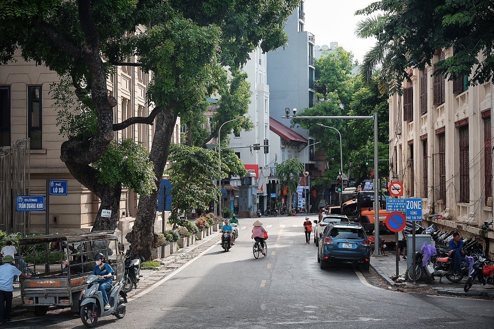 Biển báo vùng phát thải thấp trên trục đường Trần Quang Khải, khu vực giáp ranh phố cổ và trục giao thông ven sông Hồng. Ảnh: TTXVN