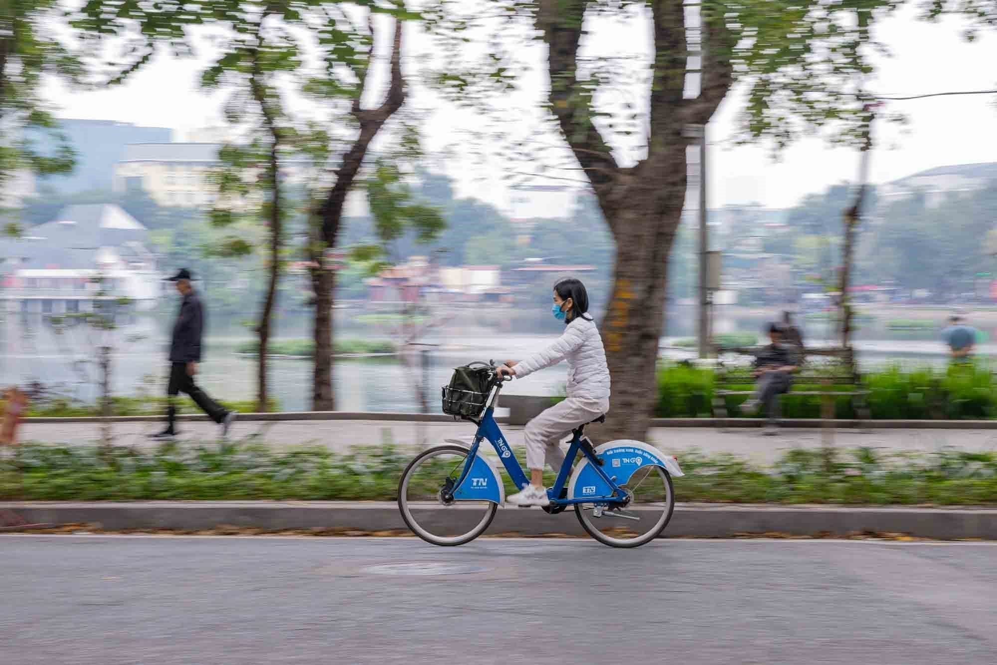 Người dân sử dụng xe đạp công cộng khi tham gia giao thông. Ảnh: TTXVN