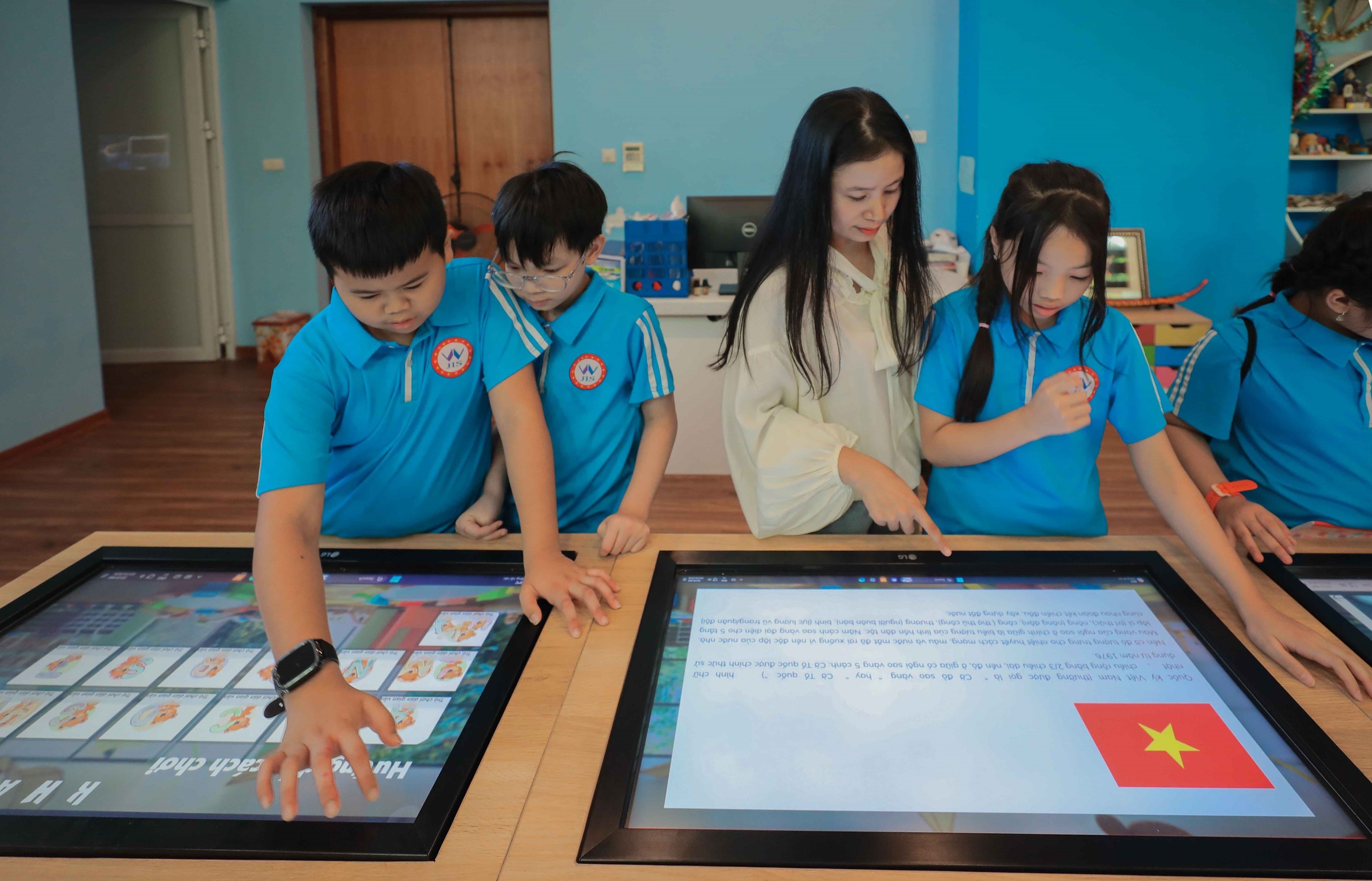 Phòng Khám phá tại tòa Cánh Diều ứng dụng công nghệ tương tác, giúp trẻ em tìm hiểu văn hóa 54 dân tộc, thưởng thức âm nhạc truyền thống và xem những phim tư liệu. Ảnh: Phan Phương – TTXVN
