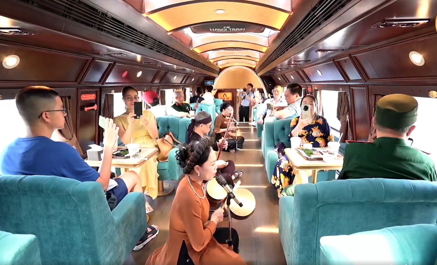 Biểu diễn hát xẩm trong chương trình livestream “Chuyến tàu di sản - Kết nối ký ức và tương lai” của phường Ô Chợ Dừa. Ảnh chụp màn hình