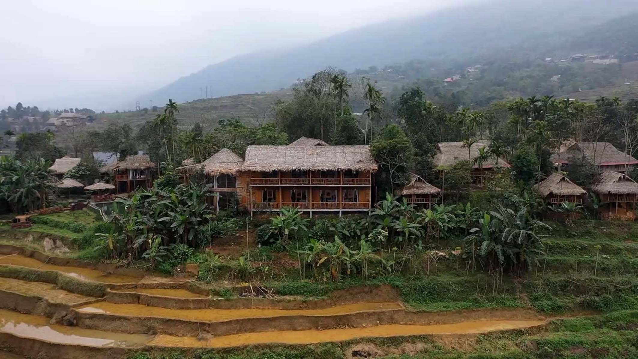 Núi rừng Pù Luông nói chung và Cổ Lũng nói riêng thu hút nhiều du khách đến tham quan, nghỉ dưỡng. Ảnh: Nguyễn Nam-TTXVN