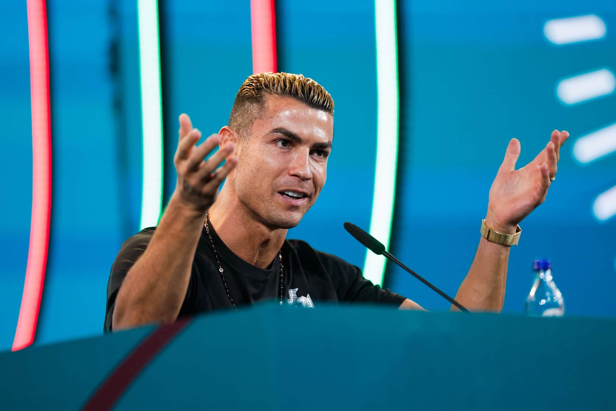 Cùng 1 Ngày: Messi Có Màn Chia Tay Trong Mơ, Ronaldo Tự Viết Chương Cuối Đầy Tranh Cãi - Ảnh 4. Cùng 1 Ngày: Messi Có Màn Chia Tay Trong Mơ, Ronaldo Tự Viết Chương Cuối Đầy Tranh Cãi - Ảnh 4.