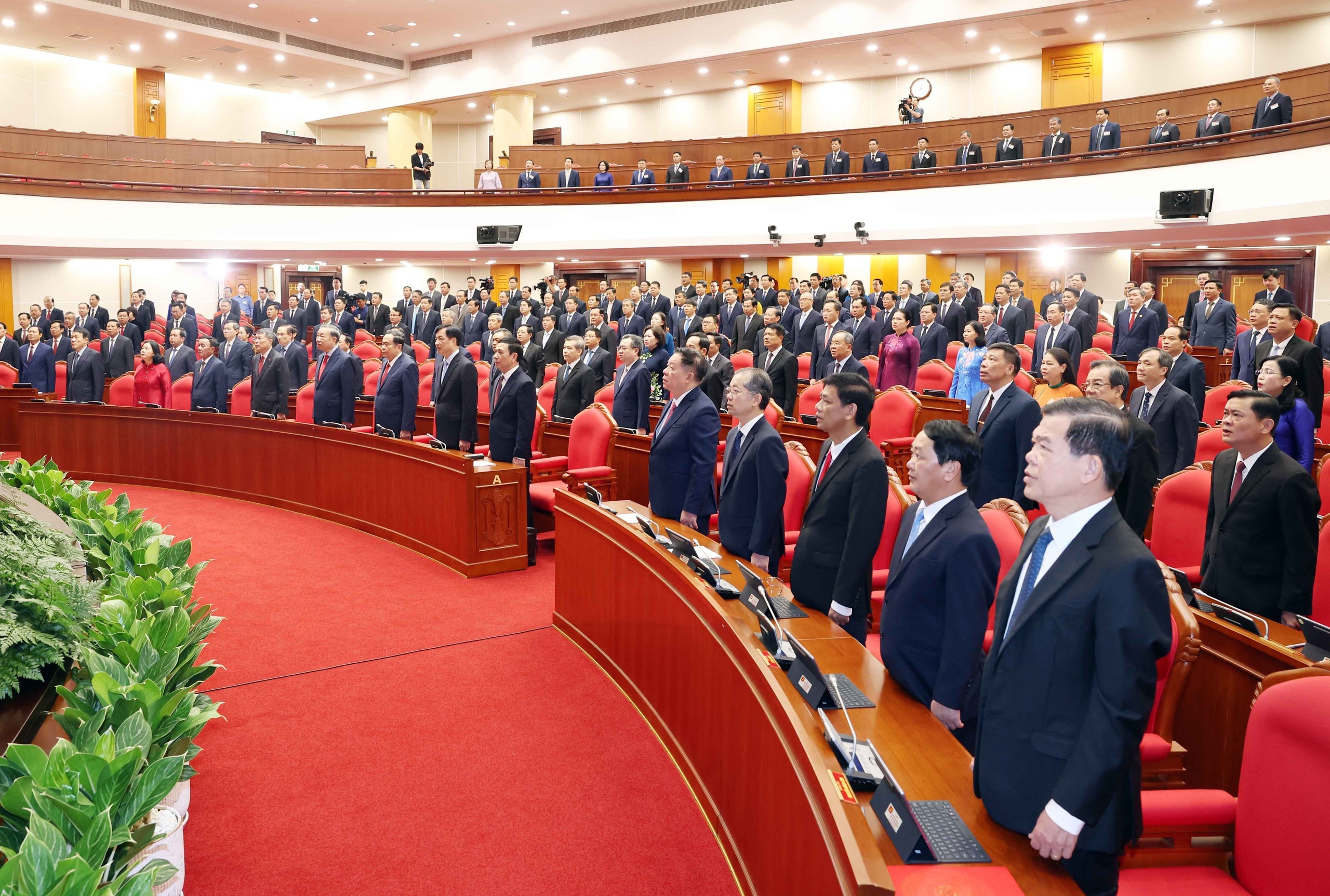 Các đại biểu thực hiện nghi lễ chào cờ - ảnh 1