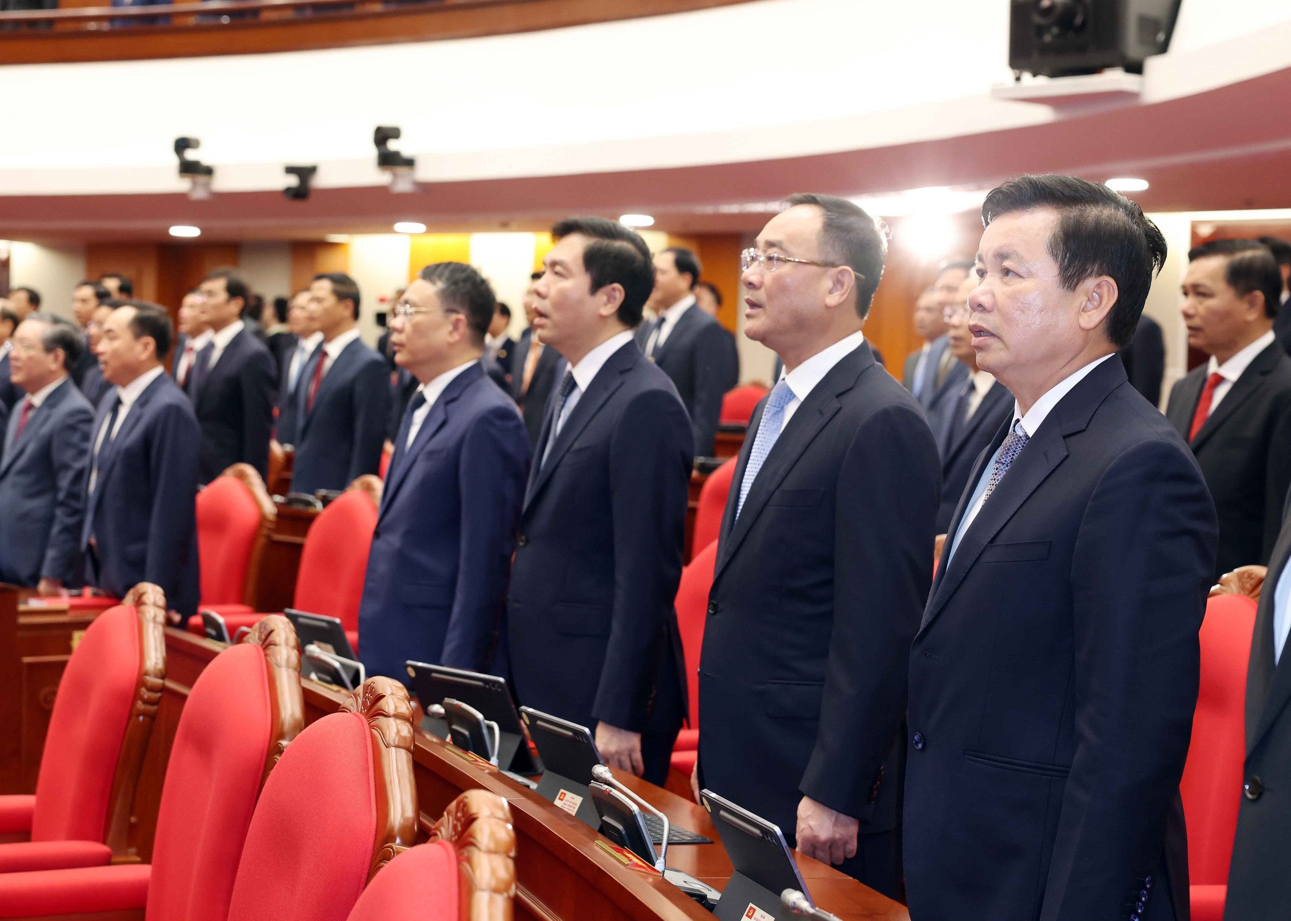 Các đại biểu thực hiện nghi lễ chào cờ - ảnh 8