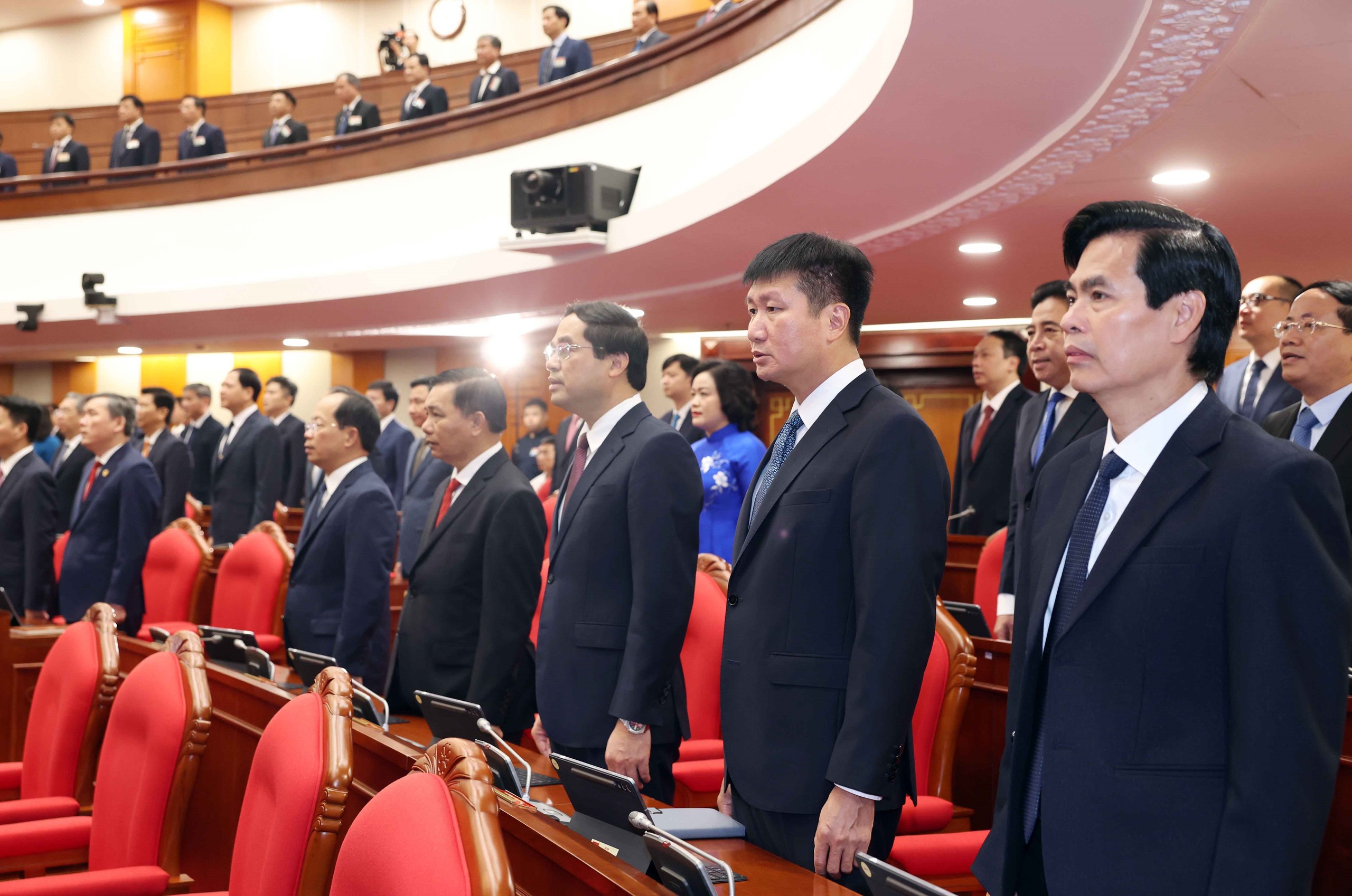 Các đại biểu thực hiện nghi lễ chào cờ - ảnh 10