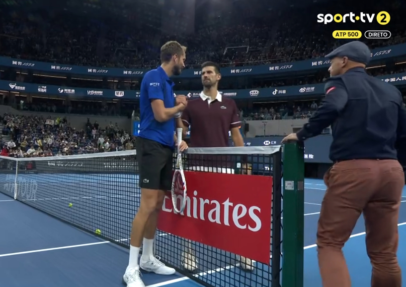 Djokovic vào chung kết China Open 2026 sau khi Medvedev bị trọng tài xử thua - Ảnh 2.