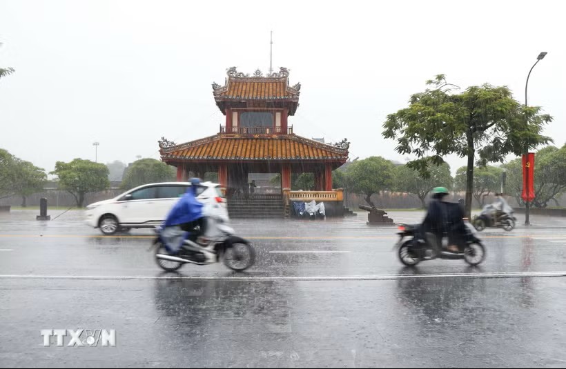 Huế cảnh báo nguy cơ lũ quét, sạt lở đất ở 9 xã, phường do mưa lớn - Ảnh 1.