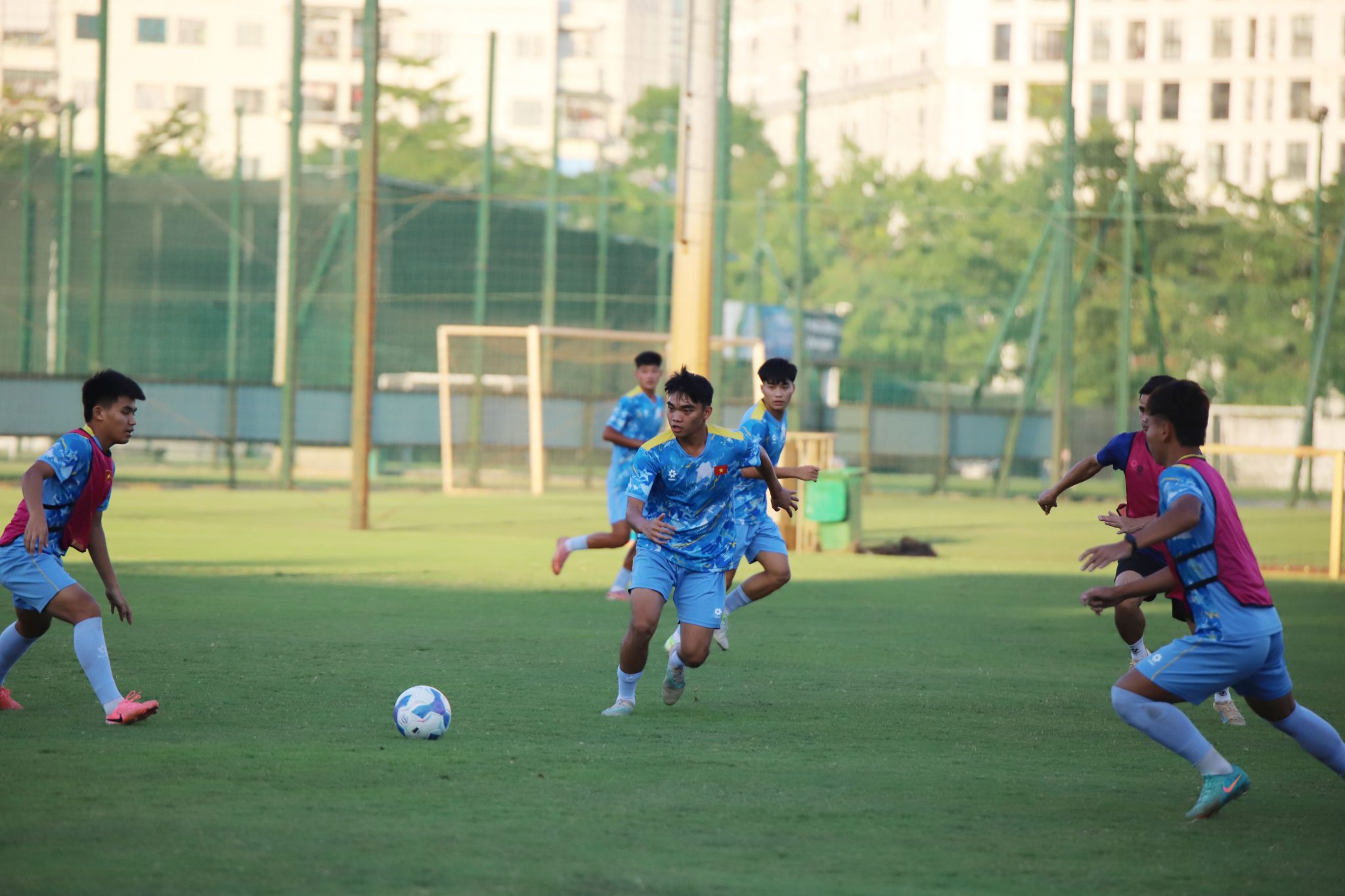 Tin nóng bóng đá Việt hôm nay 8/10: Đình Bắc vắng mặt hai trận đầu Asian Cup 2027; U17 Việt Nam sang Hàn Quốc và UAE tập huấn - Ảnh 2.