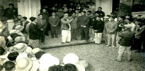 Chủ tịch Hồ Chí Minh nói chuyện với cán bộ, nhân viên tham gia xây dựng Bảo tàng Cách mạng Việt Nam